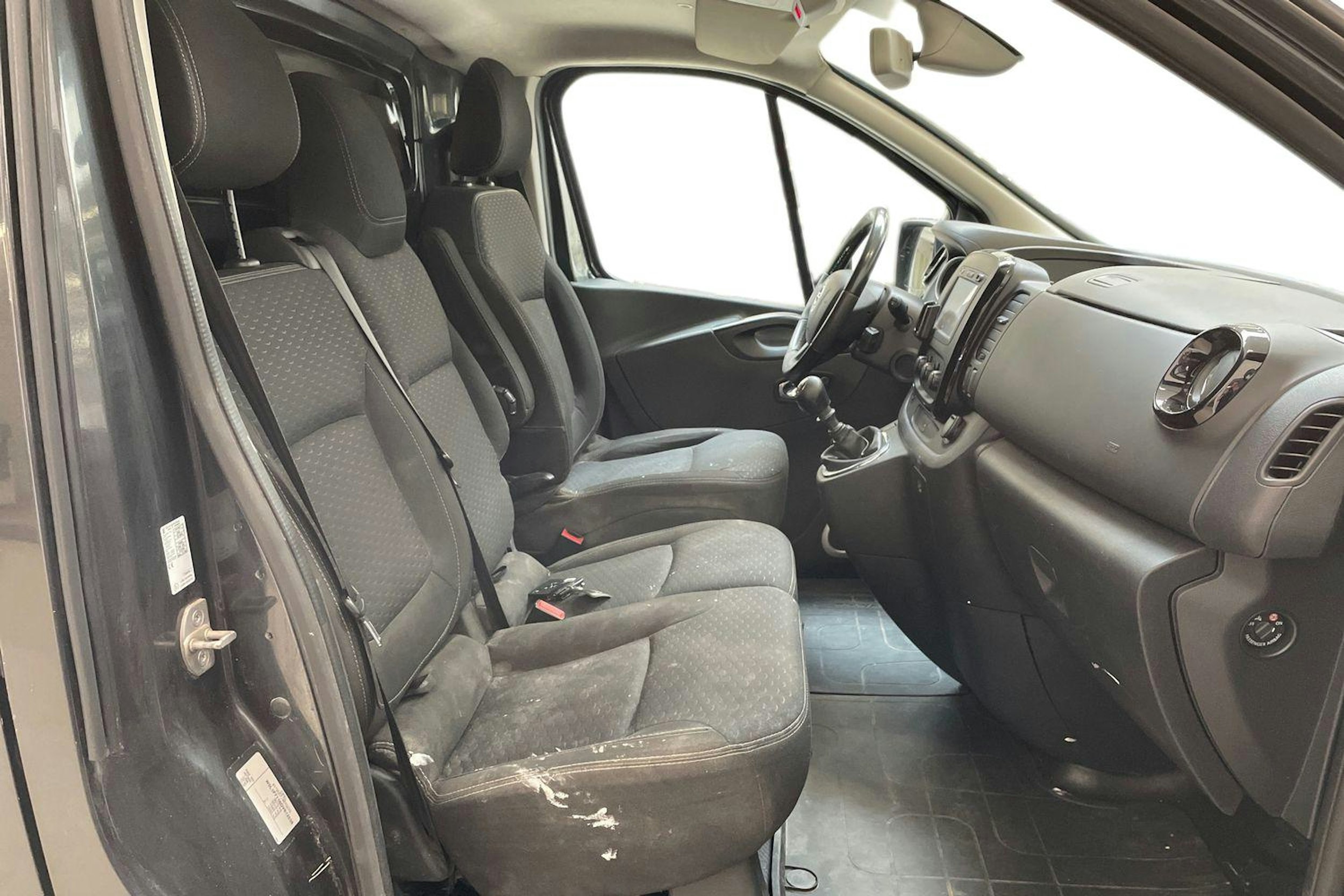 musta Opel Vivaro 2015 kuva 8.