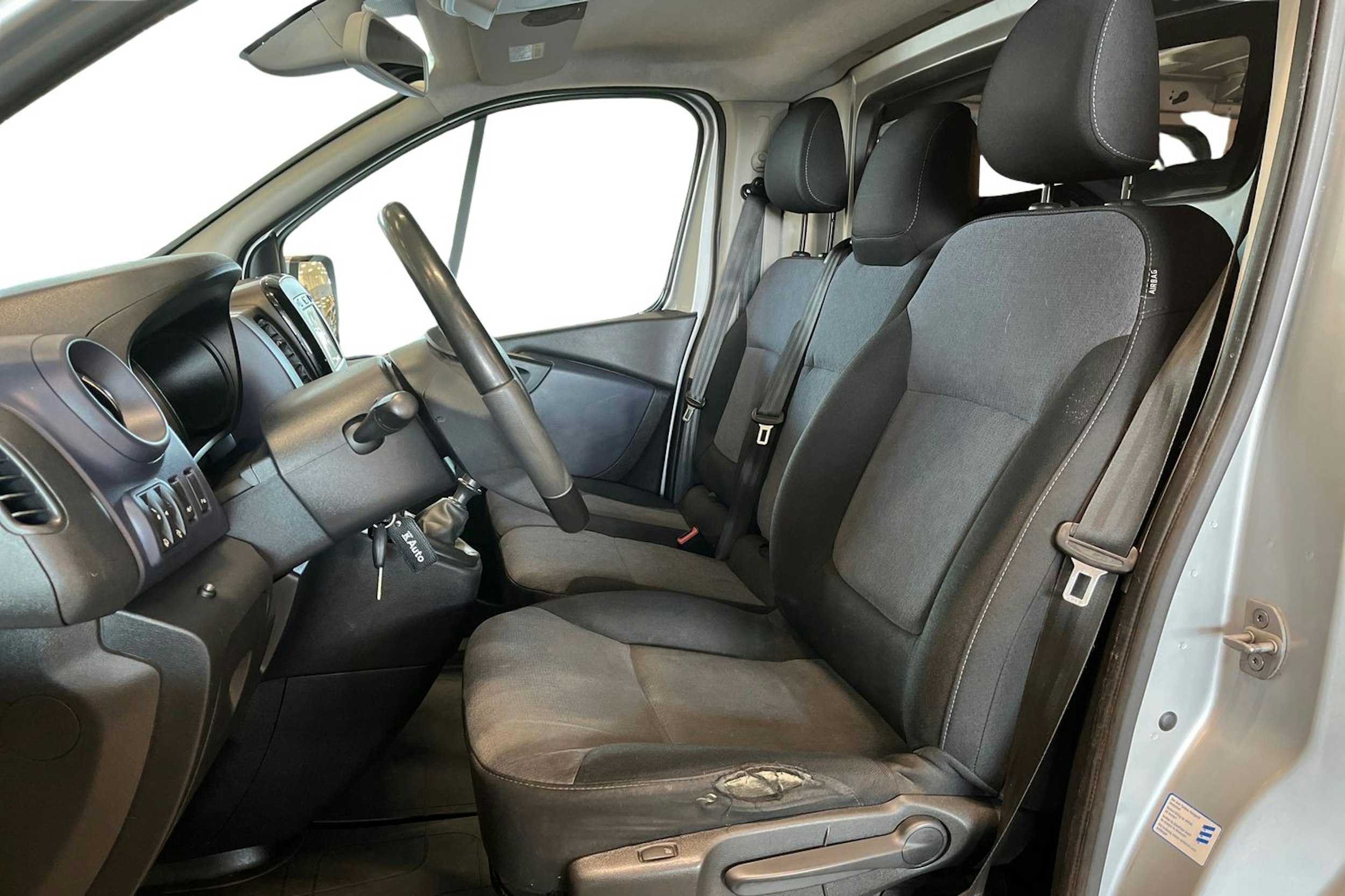 harmaa Opel Vivaro 2016 kuva 10.