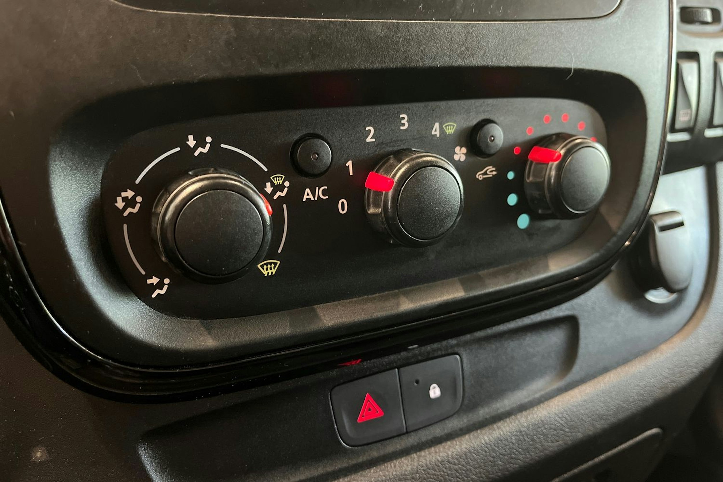 harmaa Opel Vivaro 2016 kuva 16.