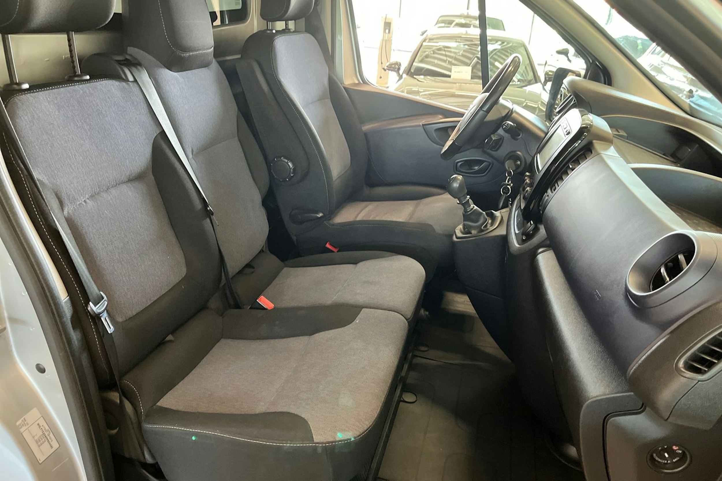 harmaa Opel Vivaro 2016 kuva 20.