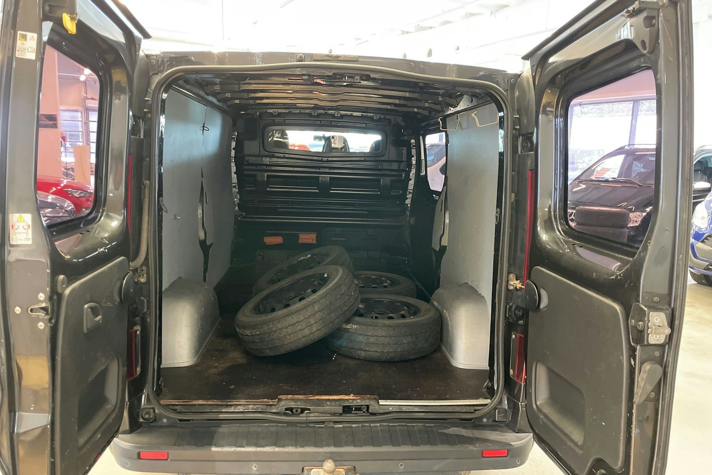 Musta Opel VIVARO 2016 kuva 17.