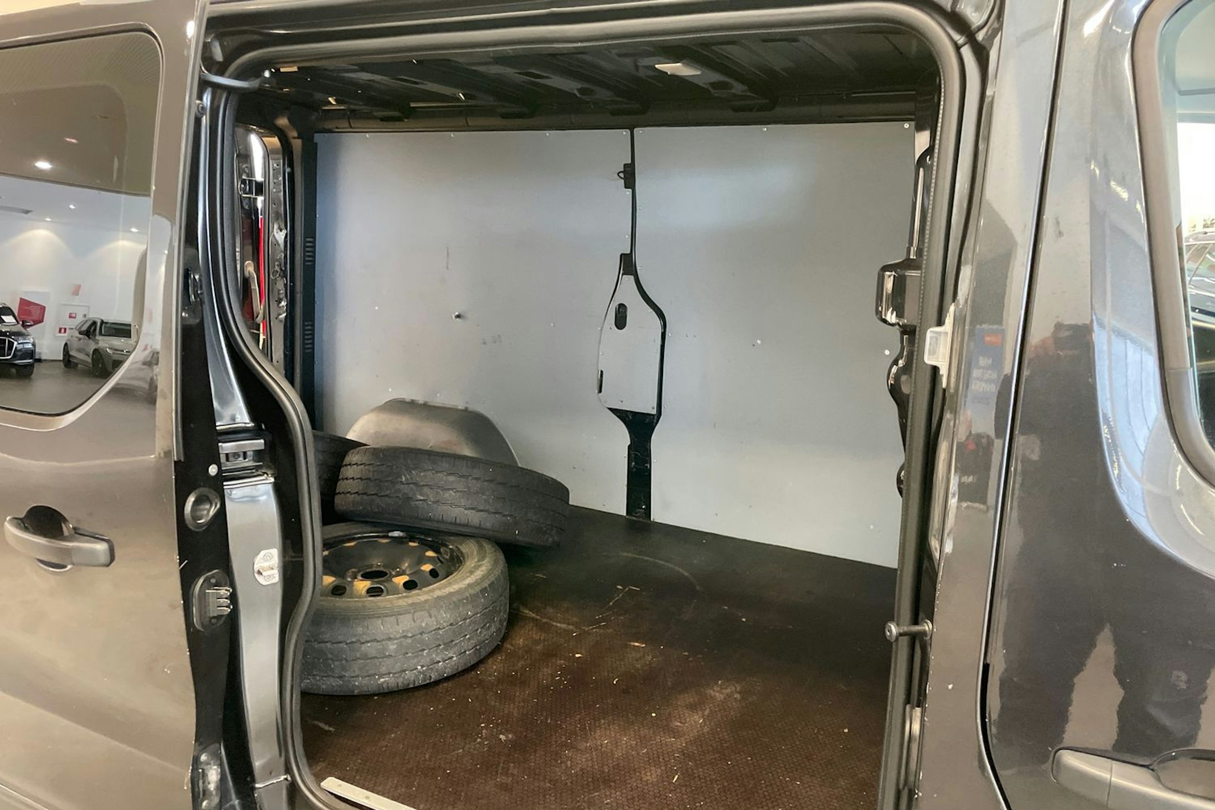 Musta Opel VIVARO 2016 kuva 18.