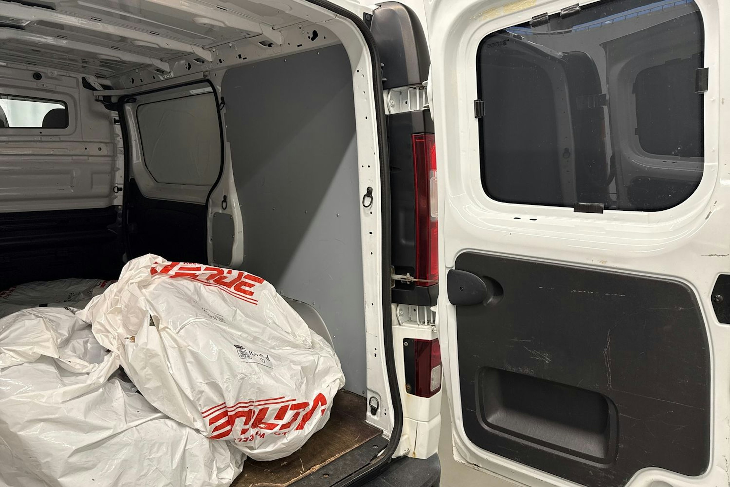 valkoinen Opel Vivaro 2016 kuva 19.