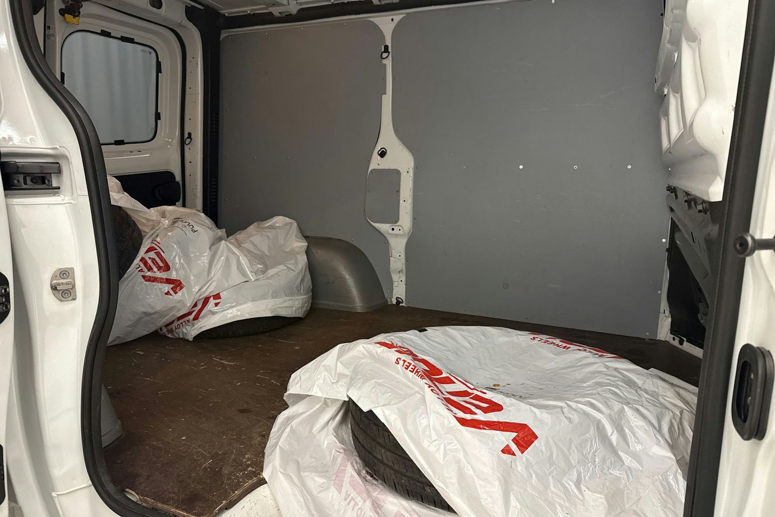 valkoinen Opel Vivaro 2016 kuva 22.