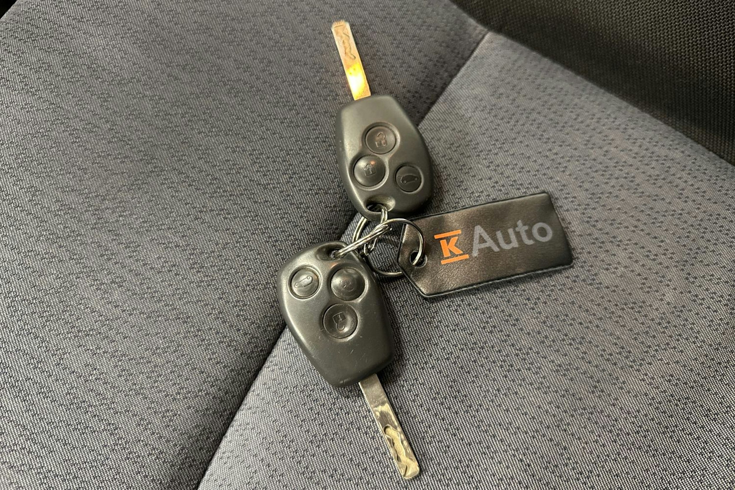 valkoinen Opel Vivaro 2016 kuva 23.