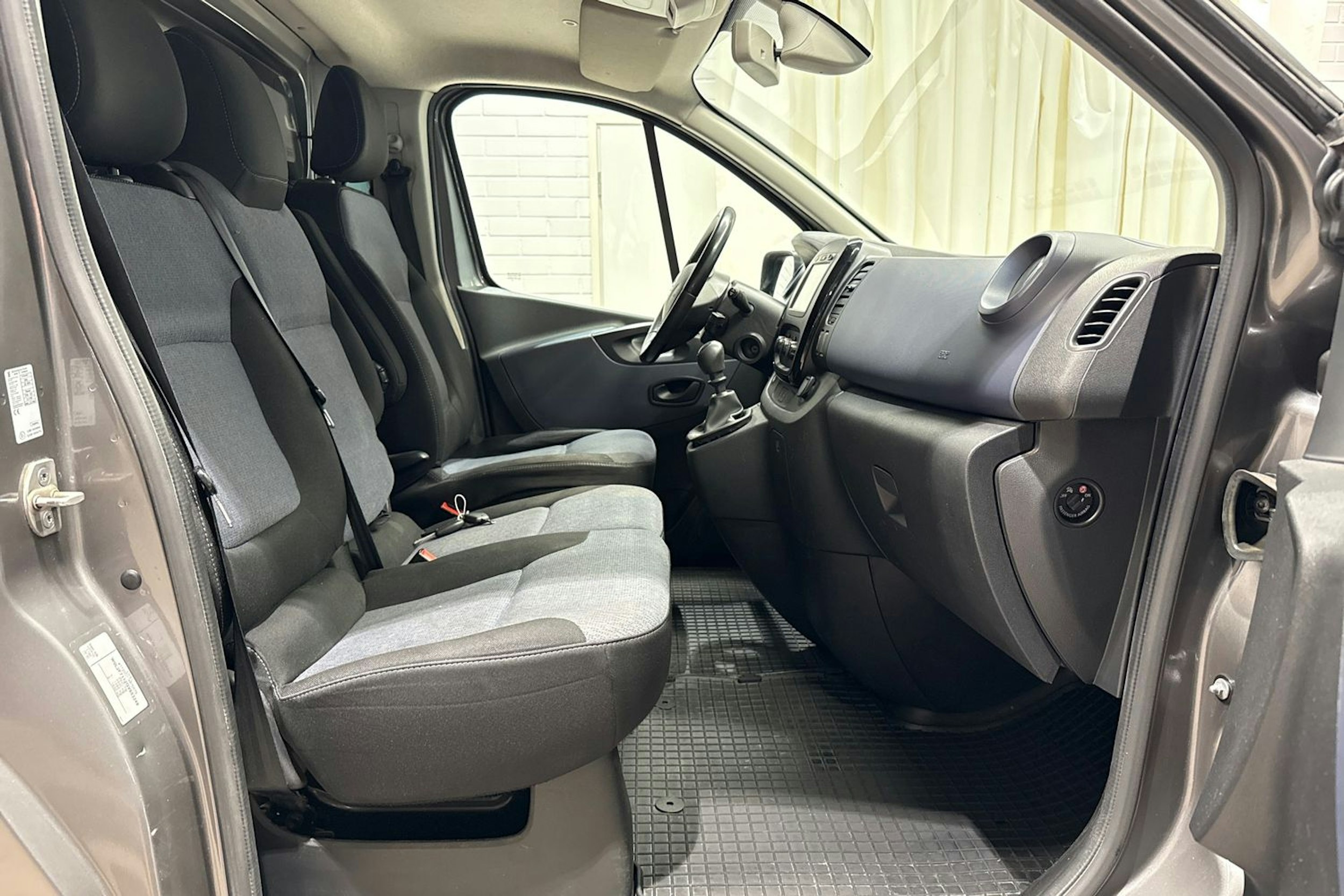Harmaa Opel VIVARO 2016 kuva 10.