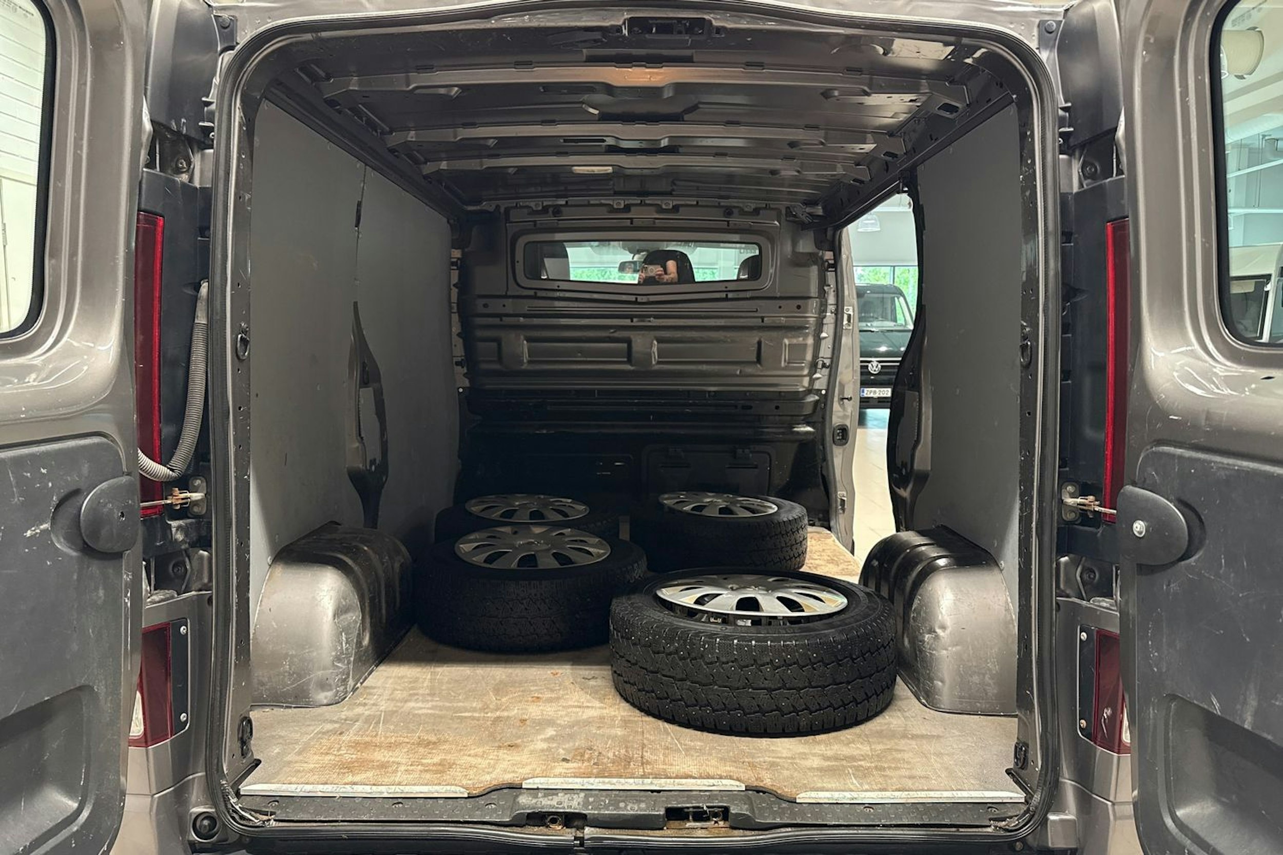 Harmaa Opel VIVARO 2016 kuva 11.