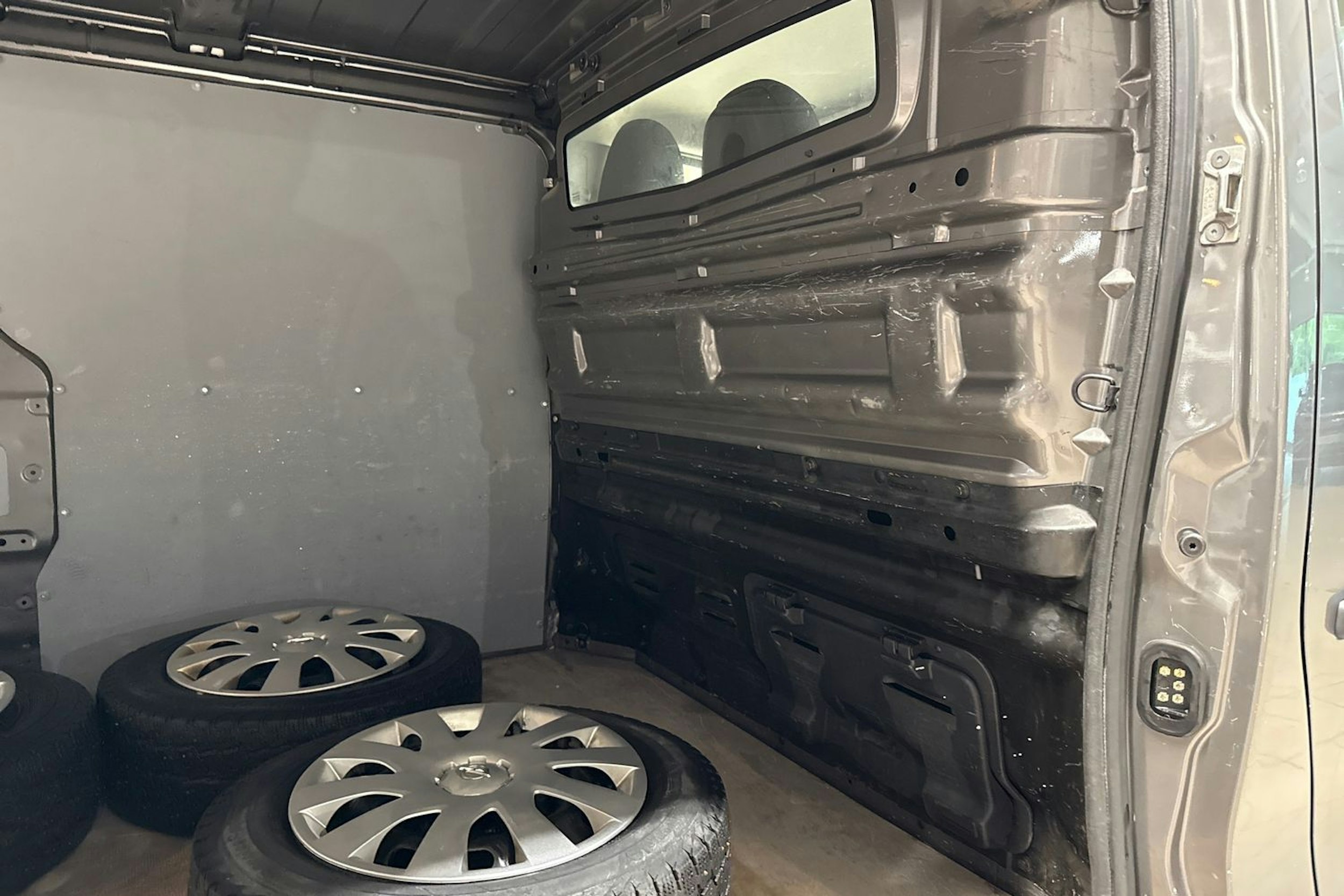 Harmaa Opel VIVARO 2016 kuva 12.
