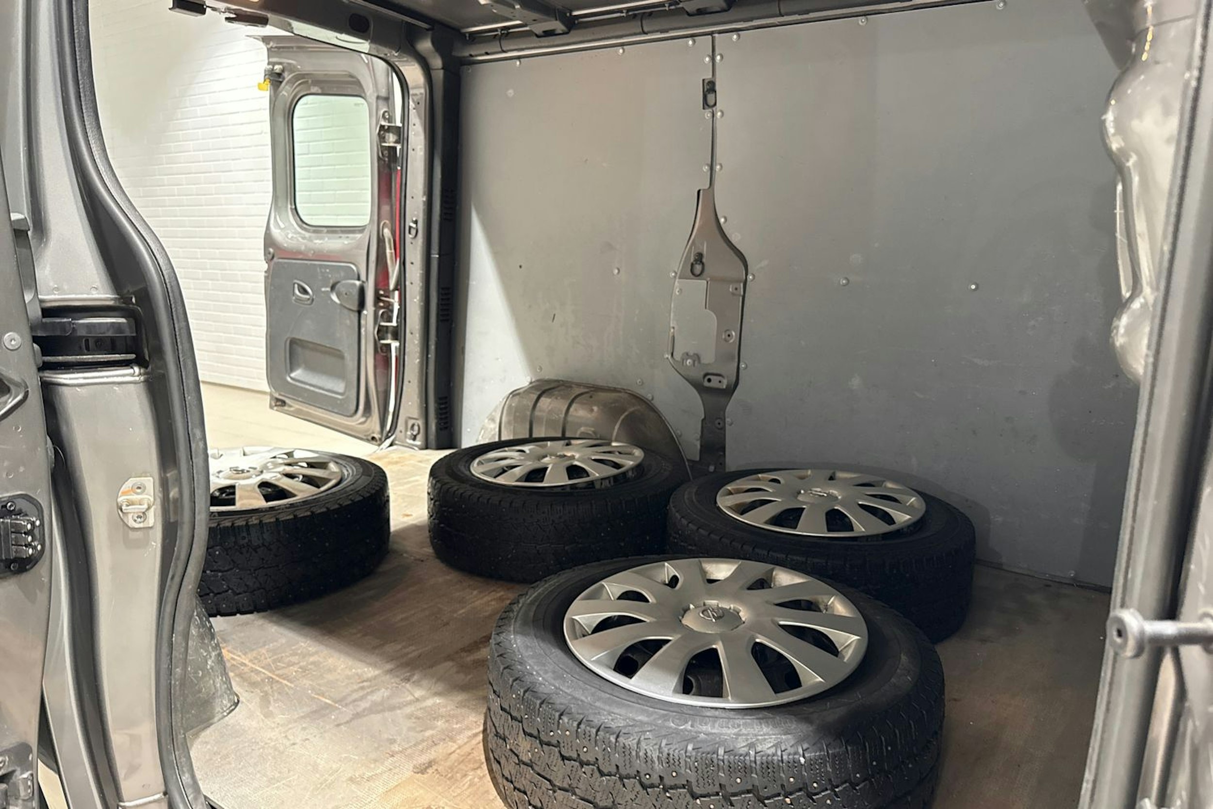 Harmaa Opel VIVARO 2016 kuva 13.