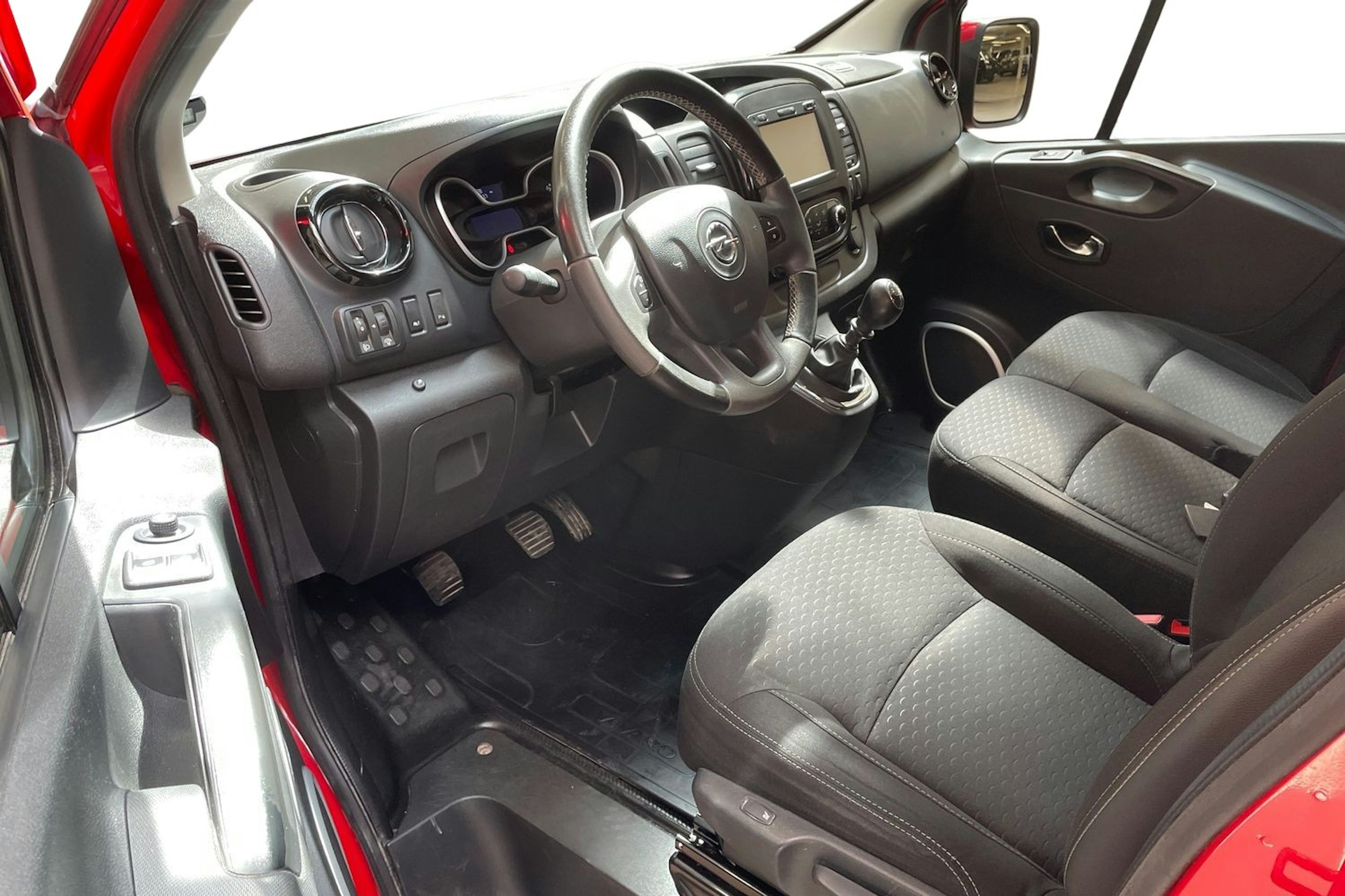 punainen Opel Vivaro 2017 kuva 8.