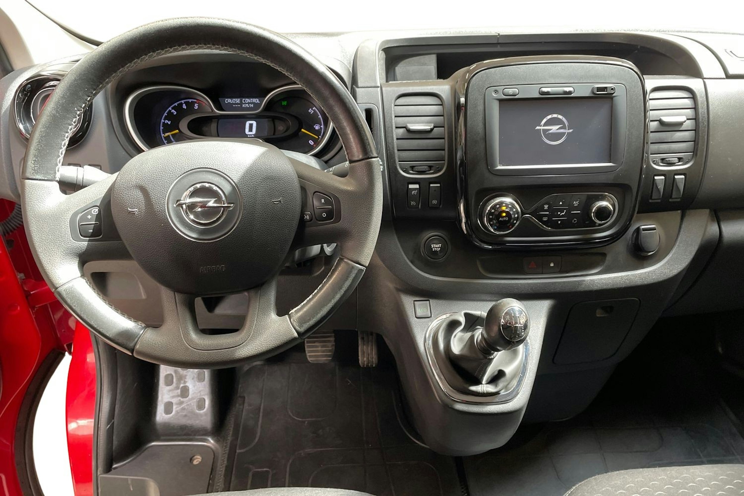 punainen Opel Vivaro 2017 kuva 9.