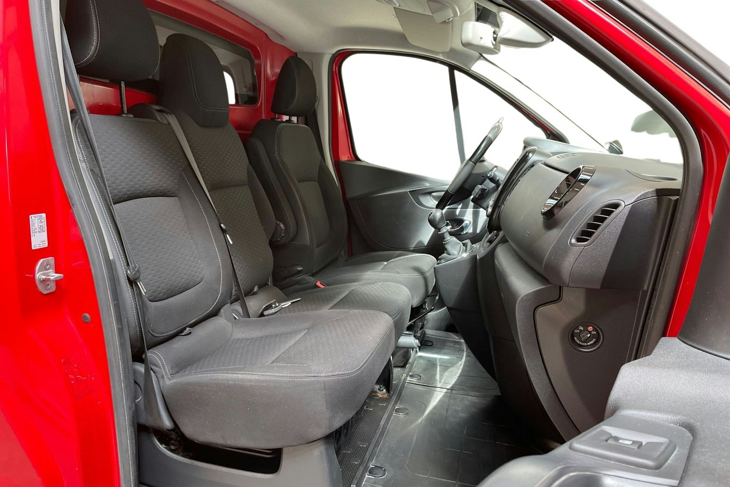 punainen Opel Vivaro 2017 kuva 10.