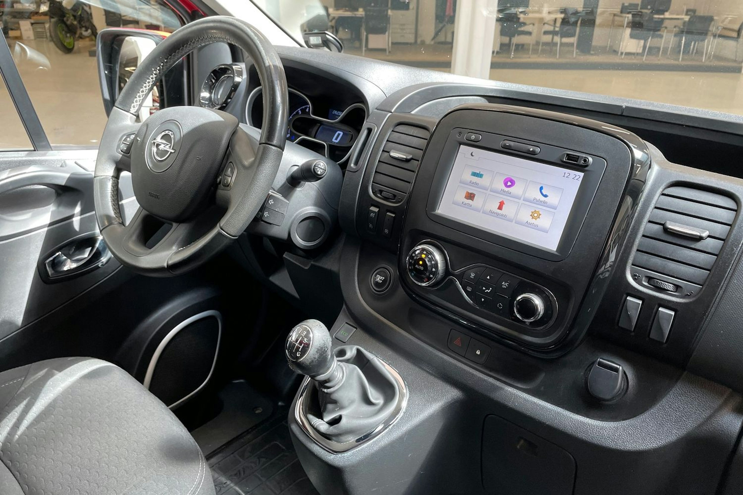 punainen Opel Vivaro 2017 kuva 12.