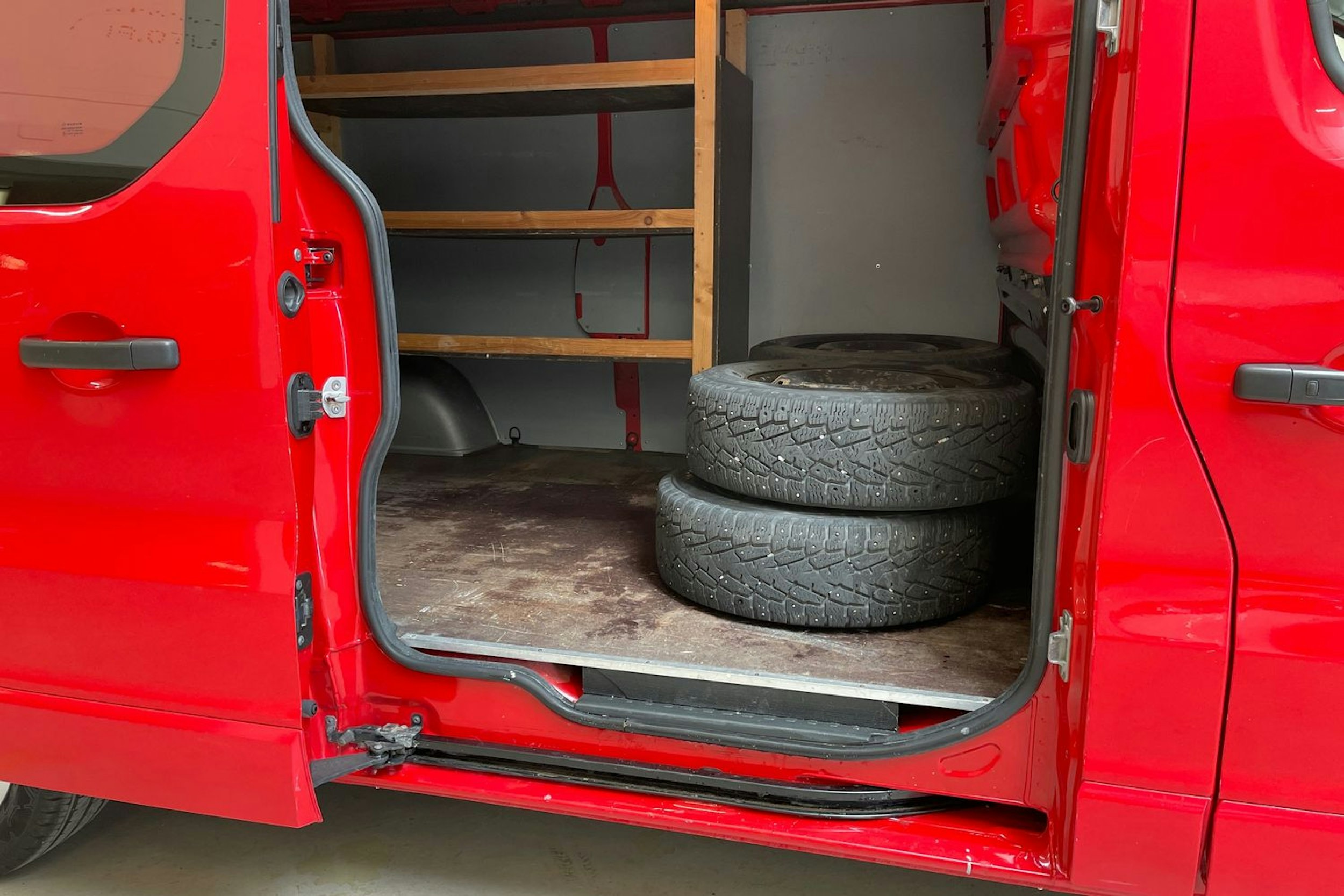 punainen Opel Vivaro 2017 kuva 13.