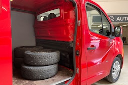 punainen Opel Vivaro 2017 kuva 14.