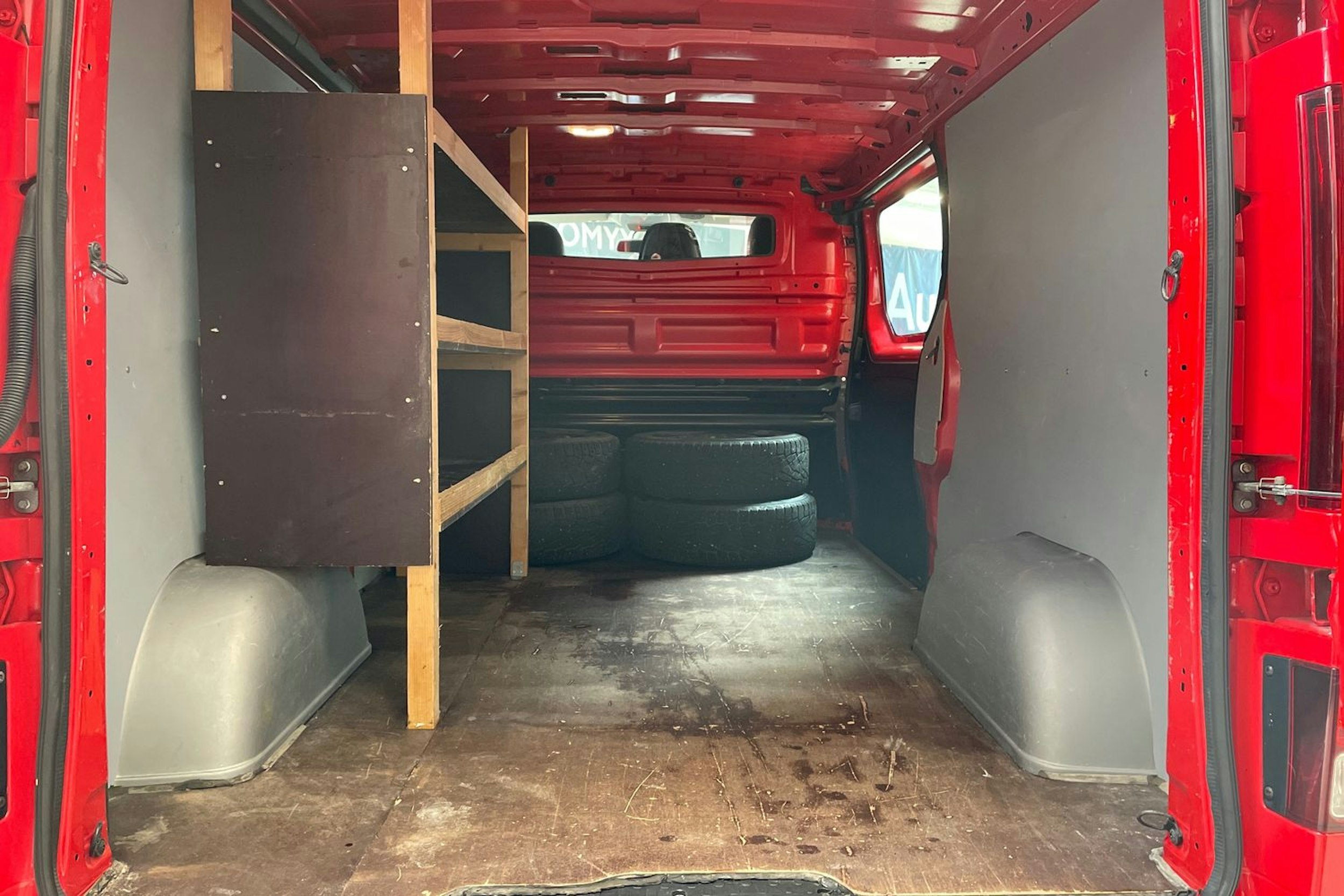 punainen Opel Vivaro 2017 kuva 18.