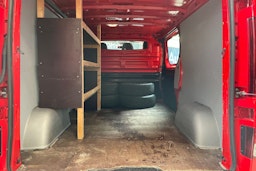 punainen Opel Vivaro 2017 kuva 18.