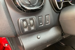 punainen Opel Vivaro 2017 kuva 19.