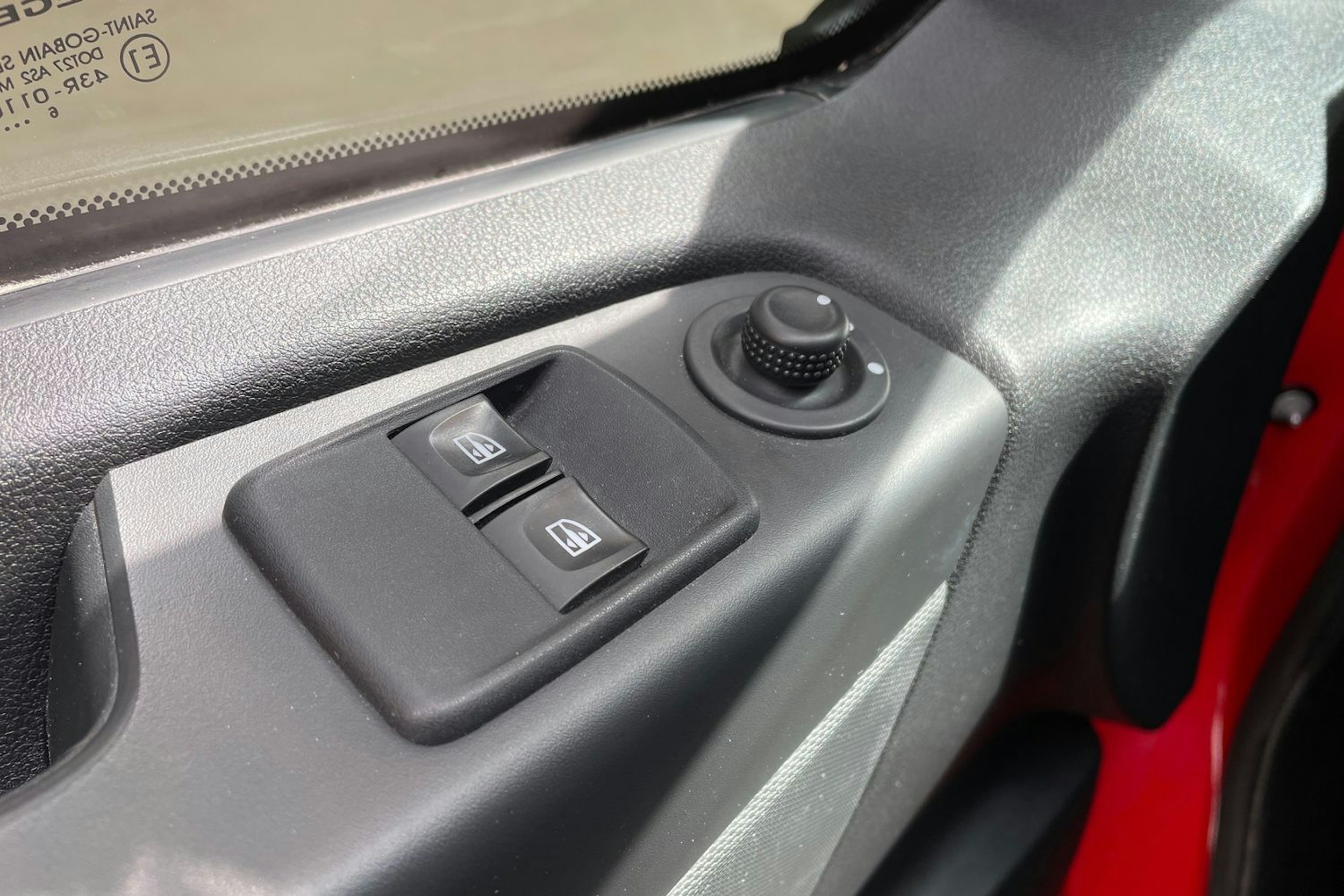 punainen Opel Vivaro 2017 kuva 20.