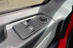 punainen Opel Vivaro 2017 kuva 20.