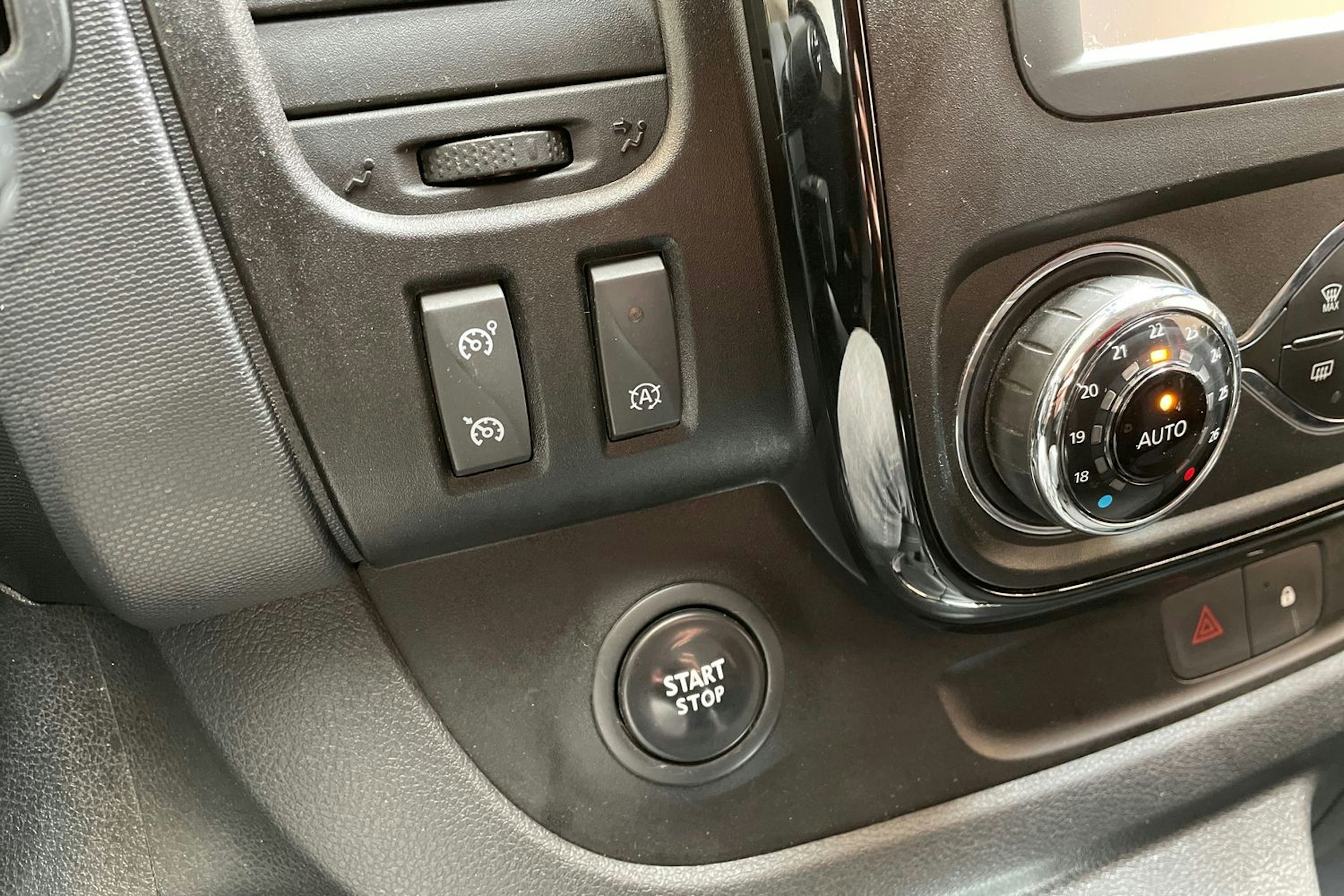 punainen Opel Vivaro 2017 kuva 23.