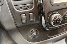 punainen Opel Vivaro 2017 kuva 23.