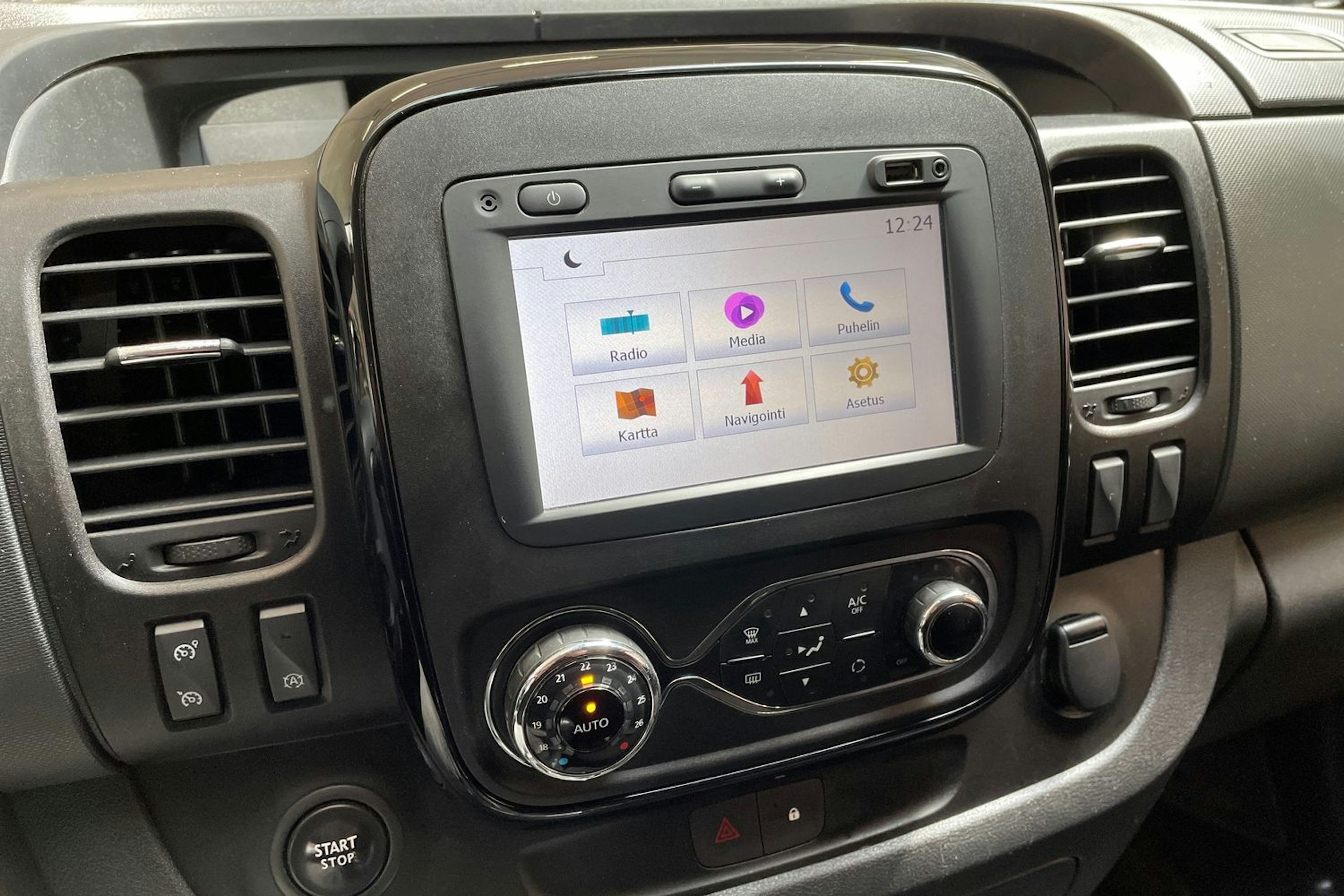 punainen Opel Vivaro 2017 kuva 25.