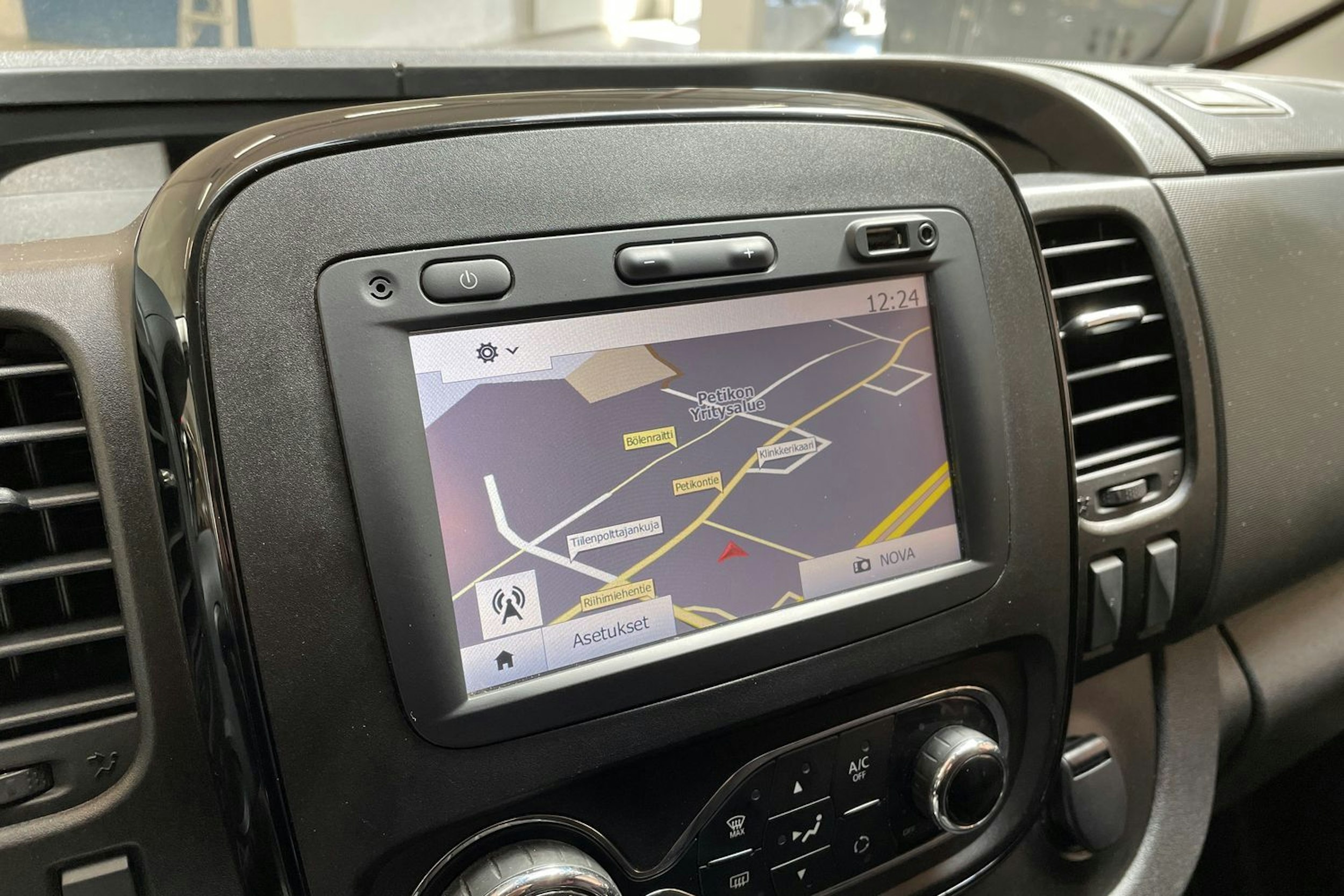 punainen Opel Vivaro 2017 kuva 27.