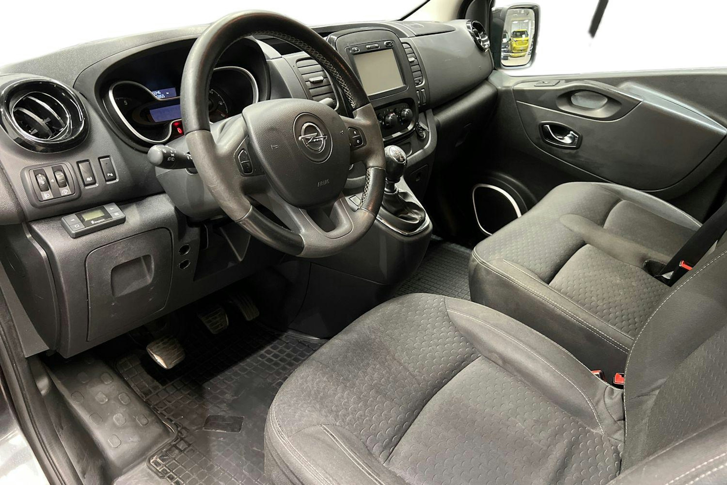 Musta Opel VIVARO 2017 kuva 6.