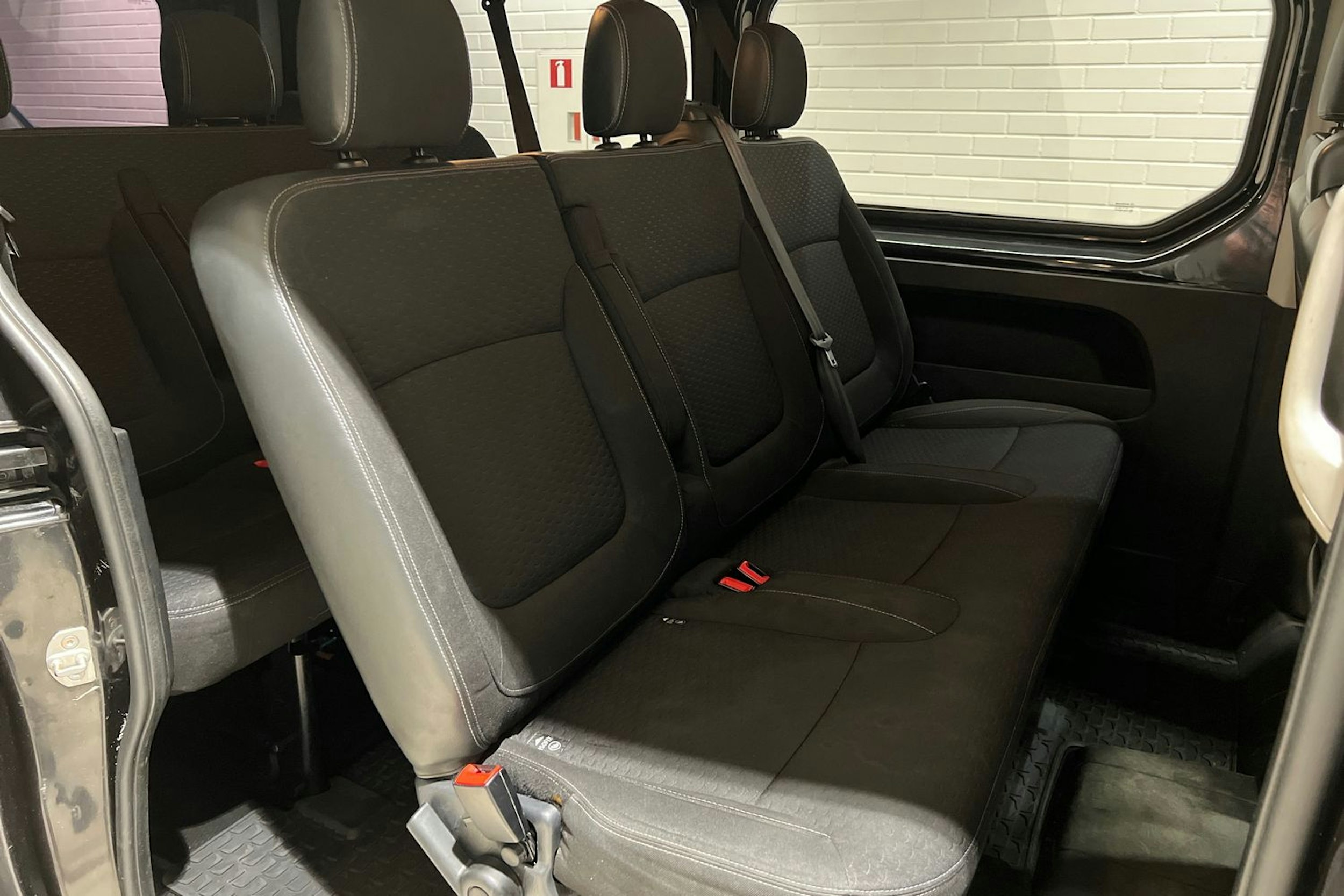 Musta Opel VIVARO 2017 kuva 14.