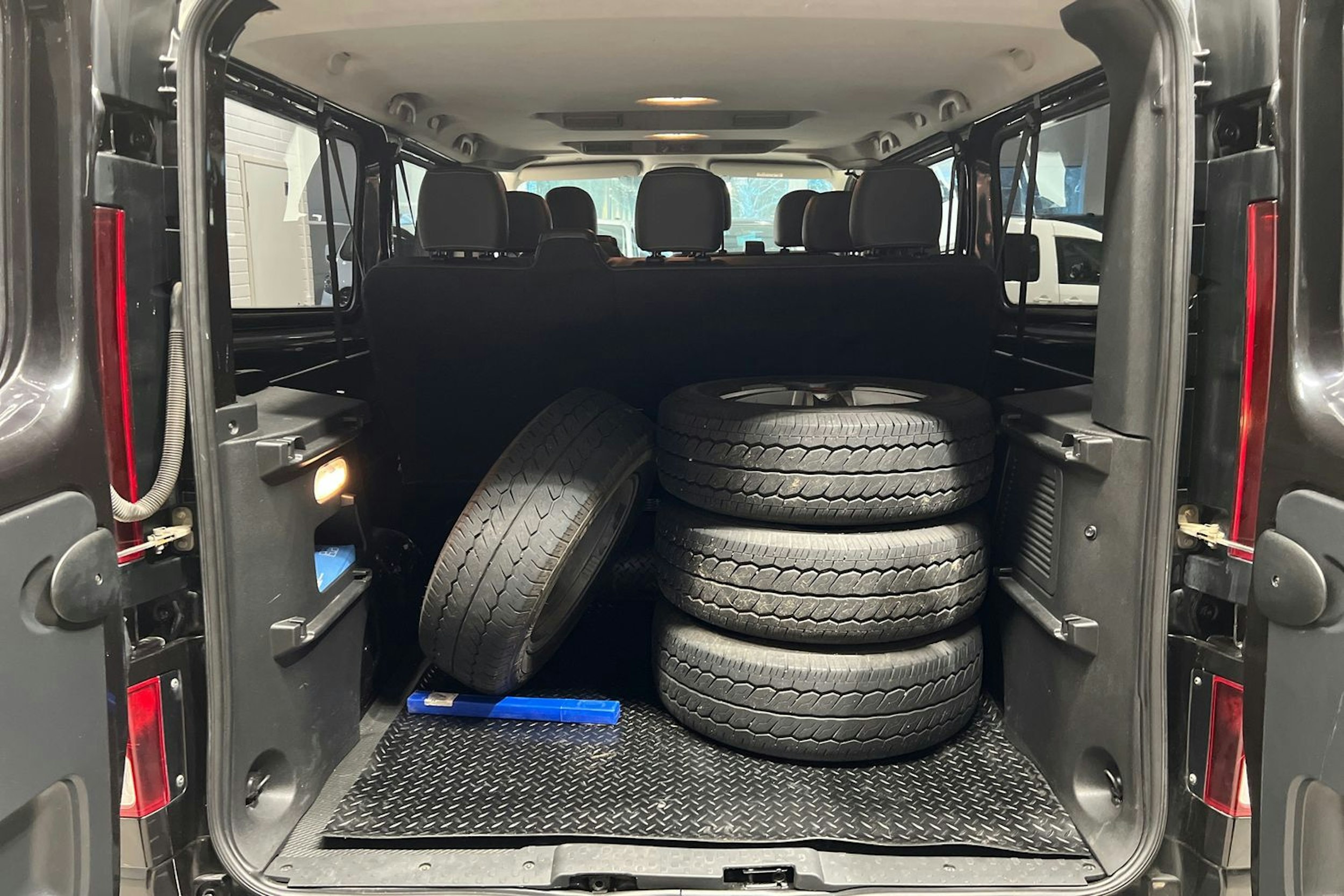 Musta Opel VIVARO 2017 kuva 16.