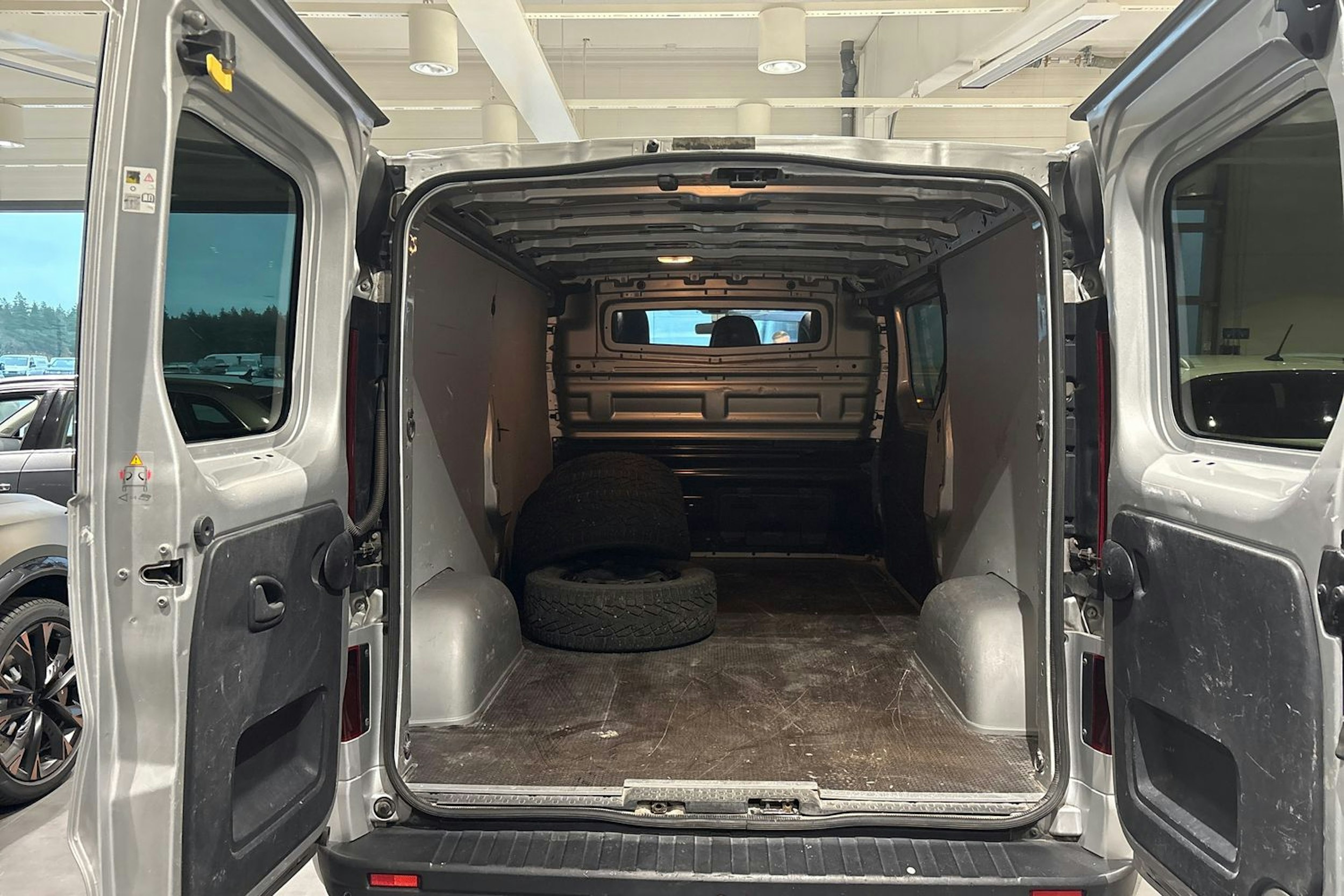 met. harmaa Opel Vivaro 2017 kuva 13.