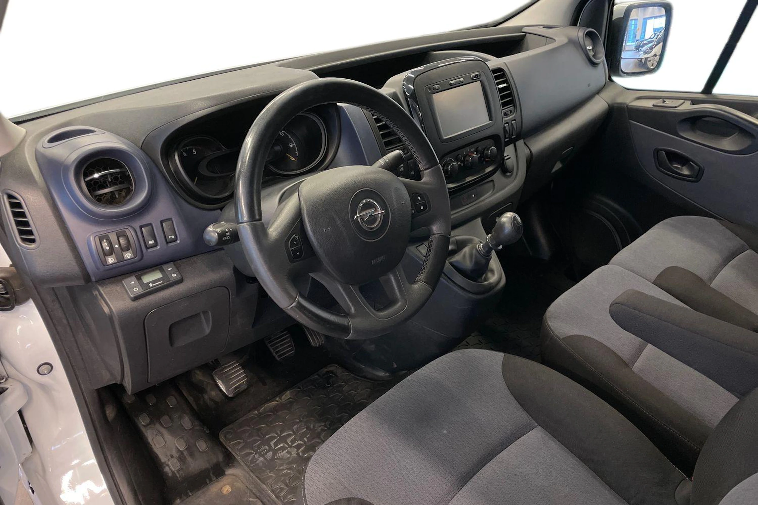 Valkoinen Opel VIVARO 2017 kuva 8.