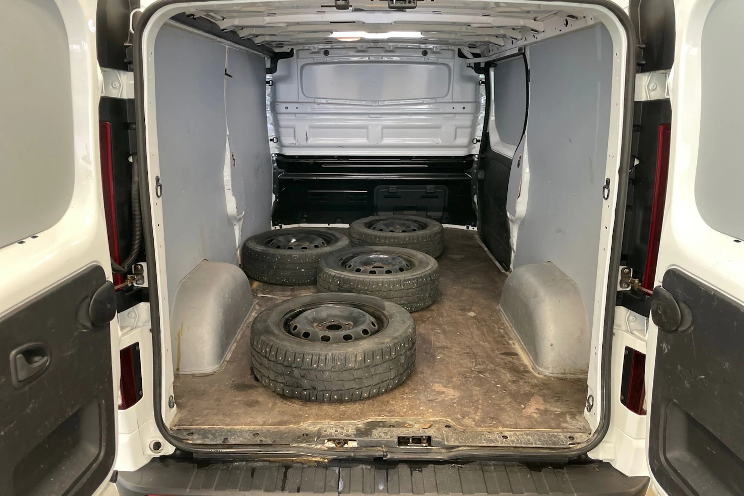 Valkoinen Opel VIVARO 2017 kuva 16.