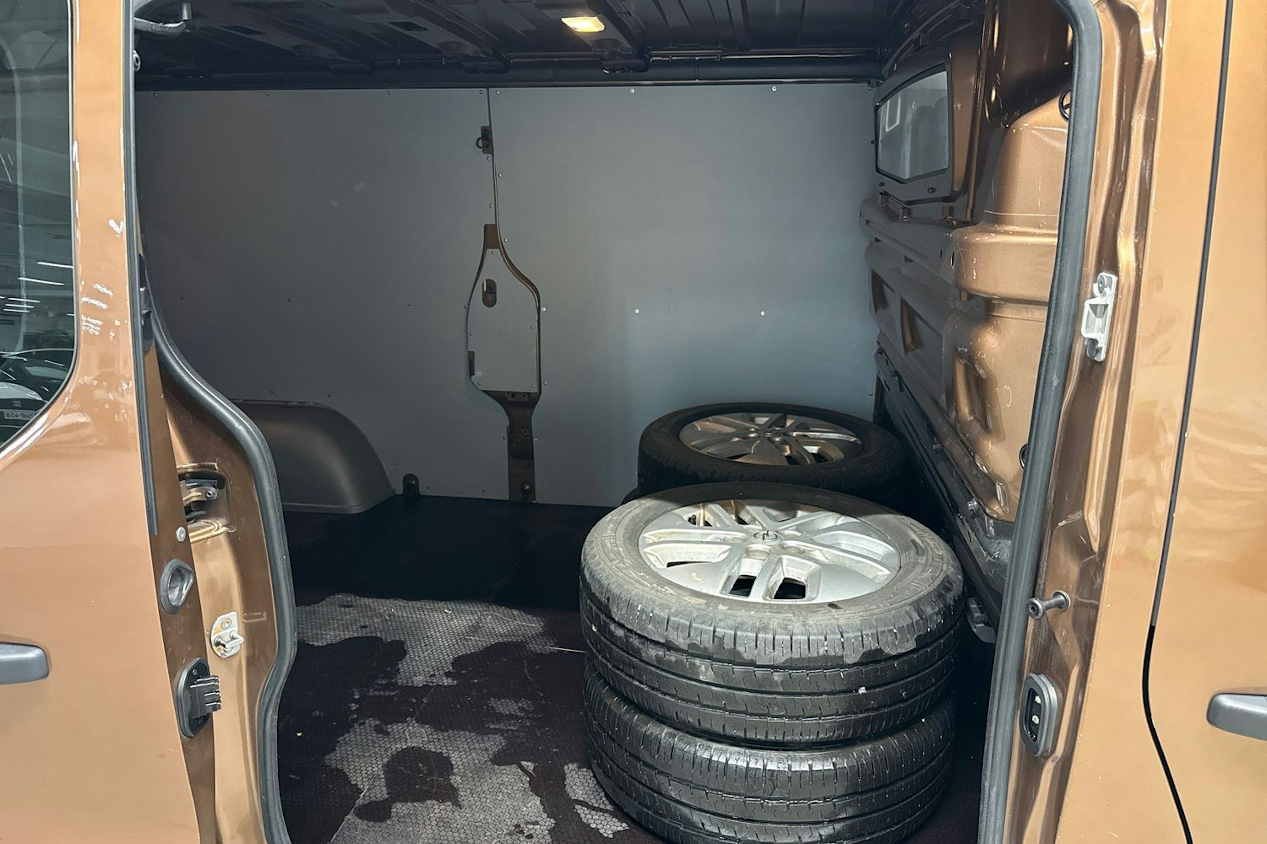 met. ruskea (beige) Opel Vivaro 2017 kuva 13.