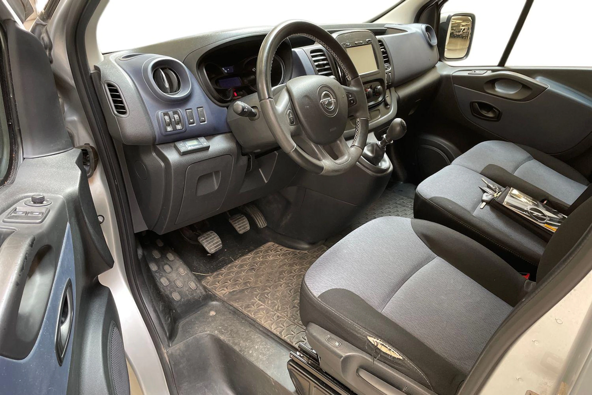 harmaa Opel Vivaro 2017 kuva 6.