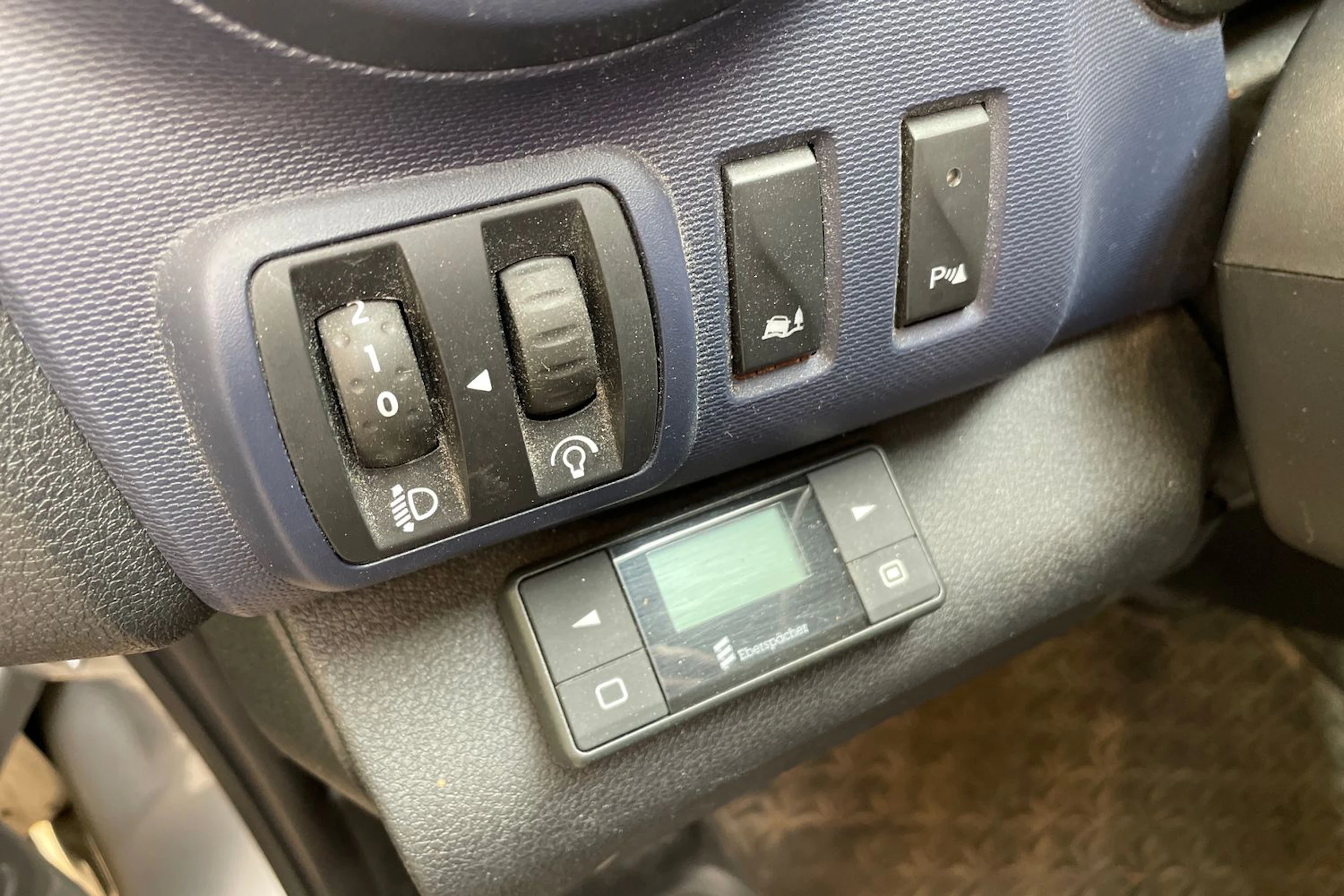 harmaa Opel Vivaro 2017 kuva 12.