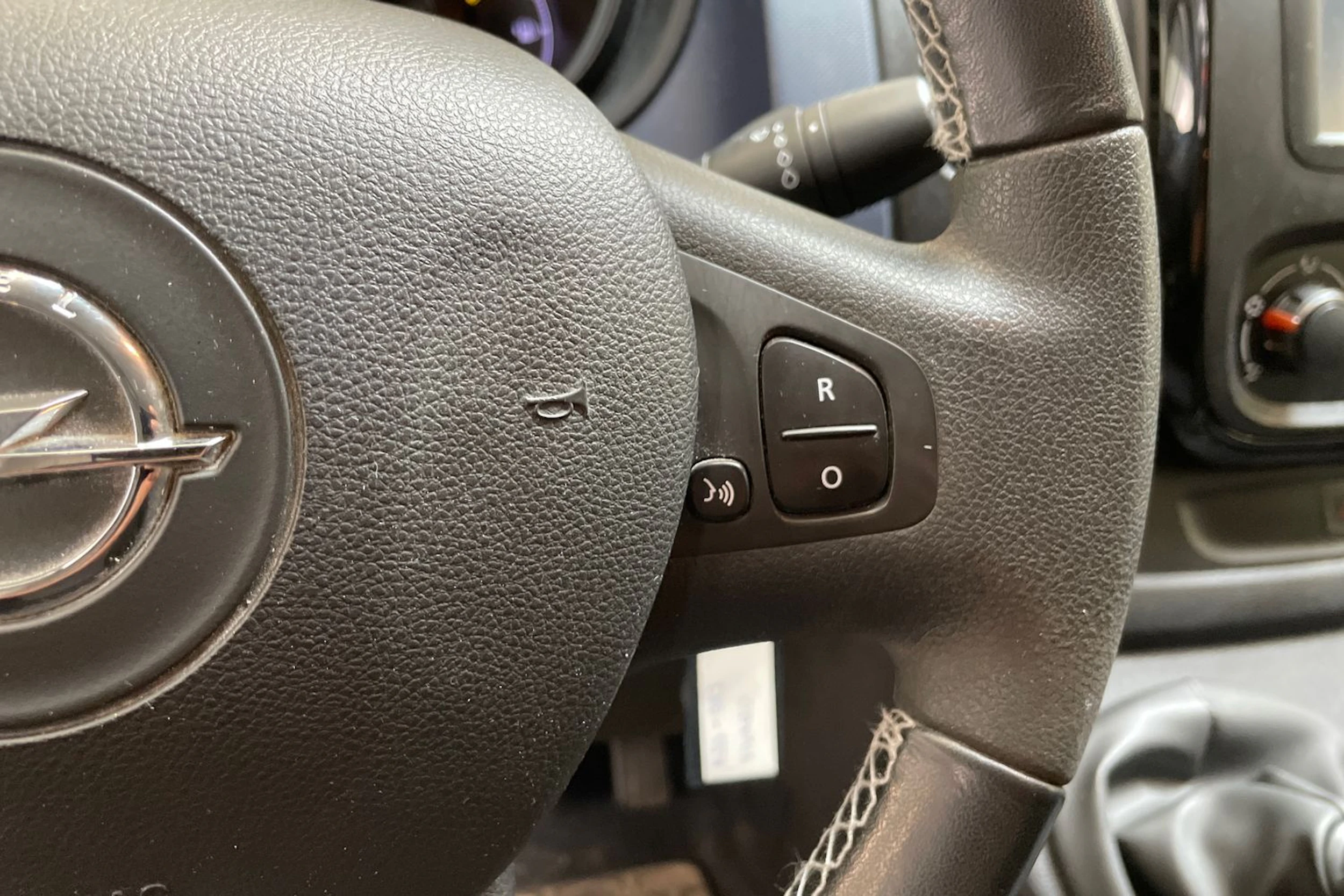 harmaa Opel Vivaro 2017 kuva 14.