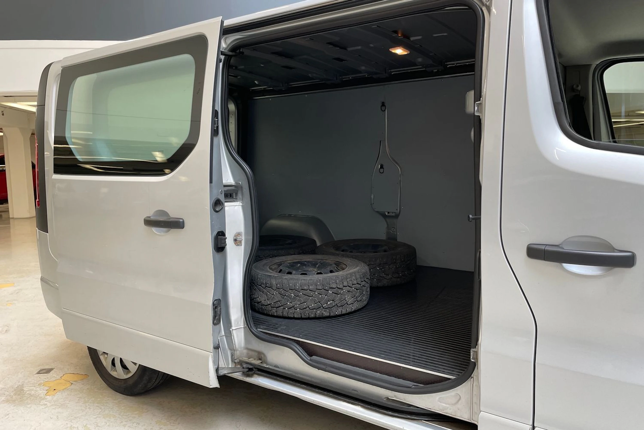 harmaa Opel Vivaro 2017 kuva 17.