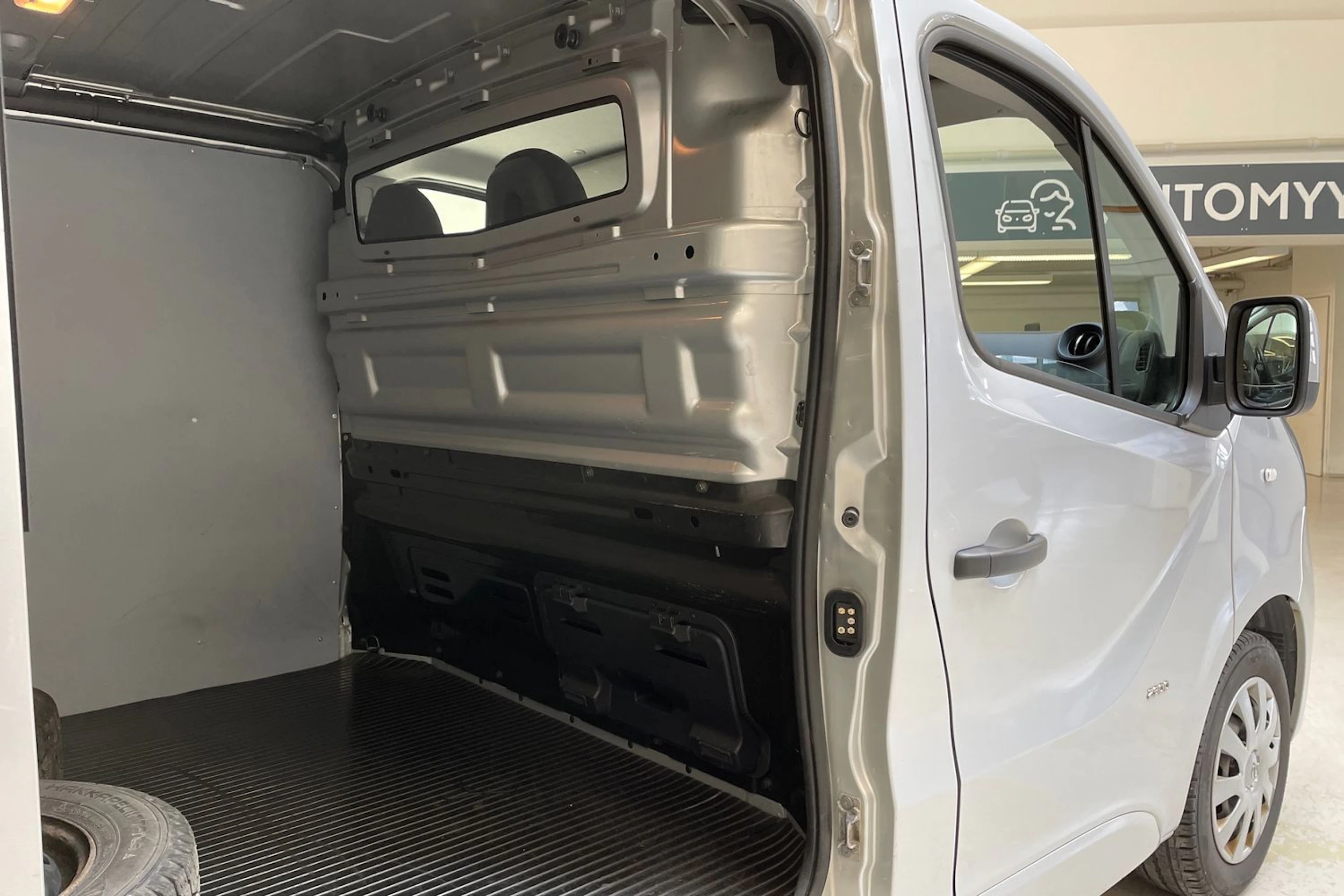 harmaa Opel Vivaro 2017 kuva 18.