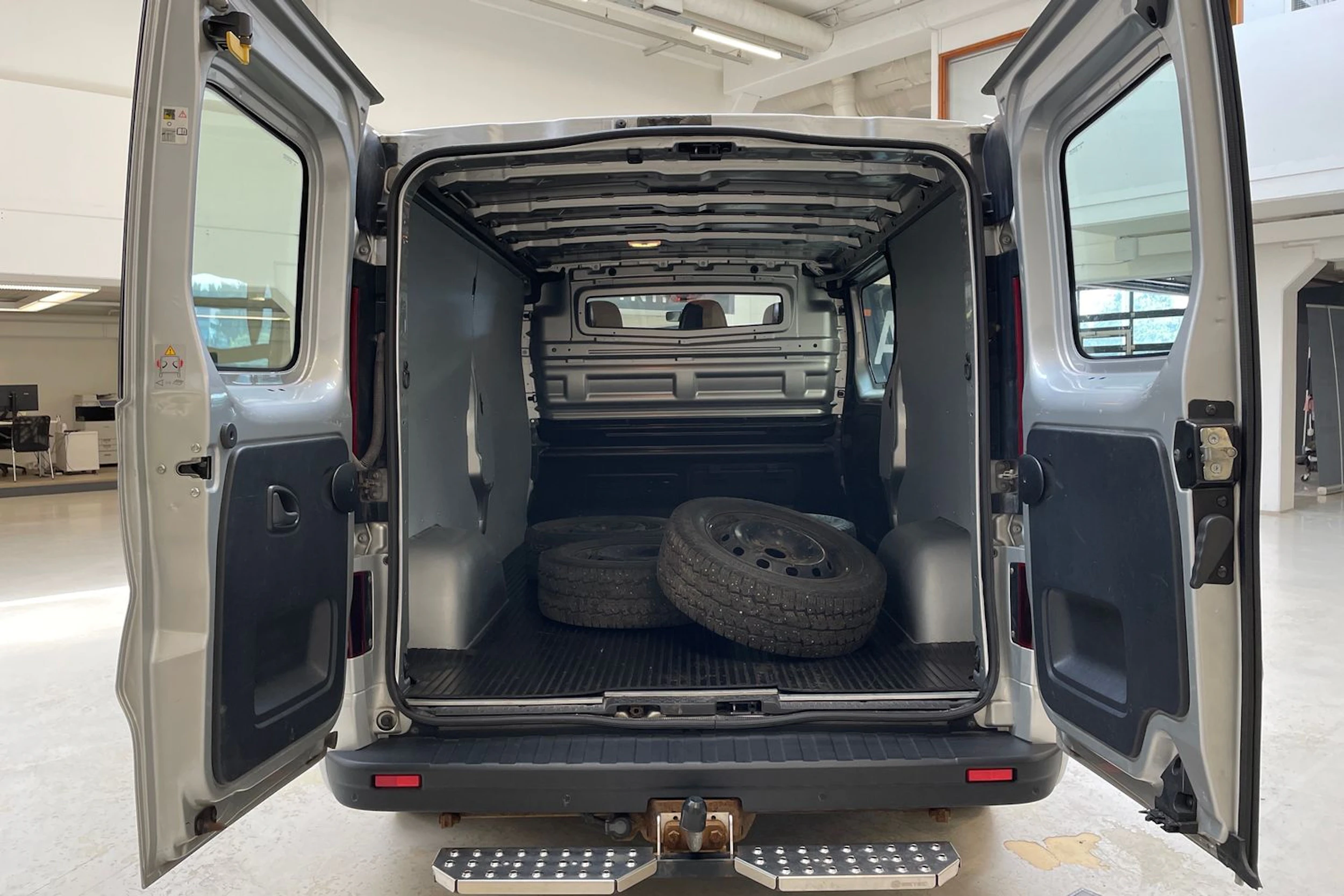 harmaa Opel Vivaro 2017 kuva 22.