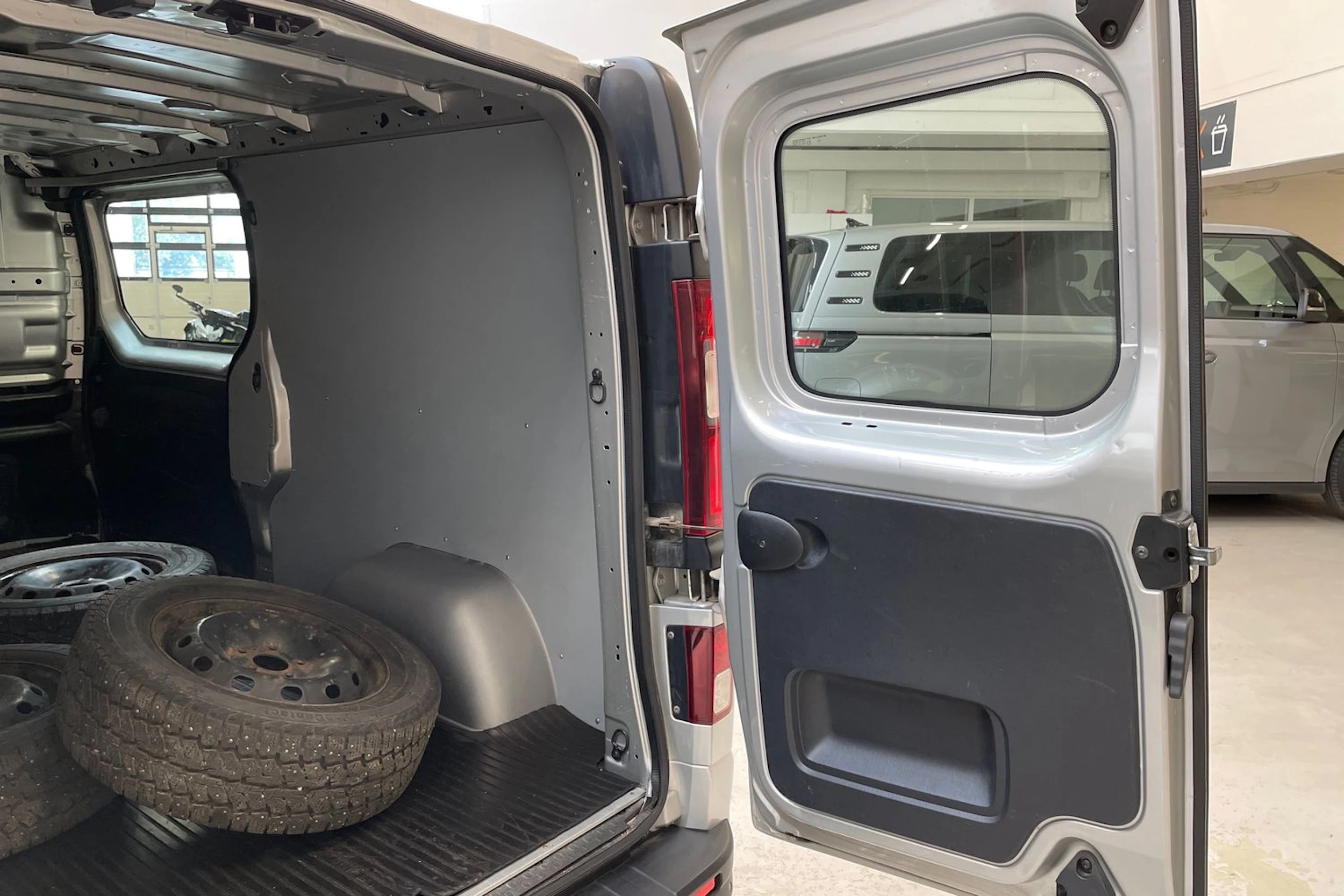 harmaa Opel Vivaro 2017 kuva 27.