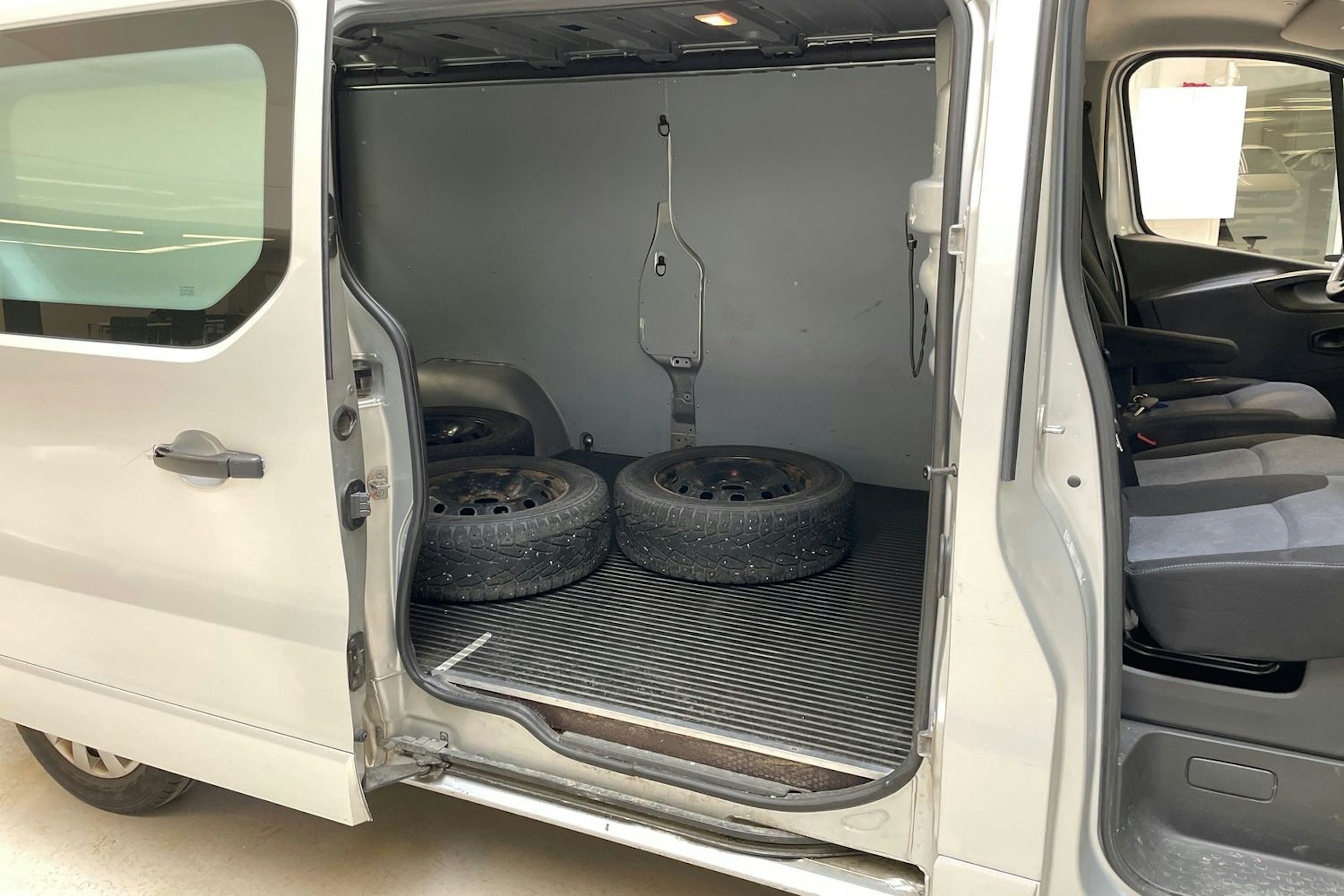 harmaa Opel Vivaro 2017 kuva 11.