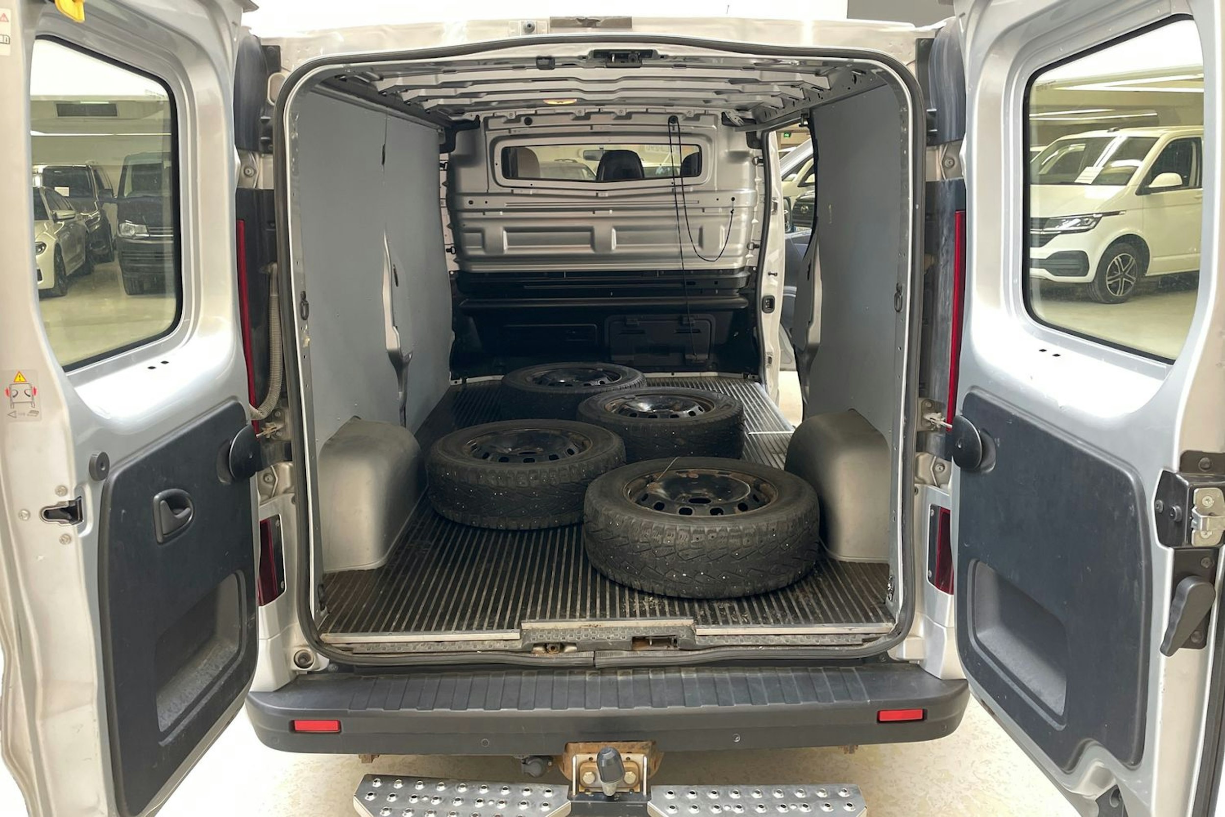 harmaa Opel Vivaro 2017 kuva 12.