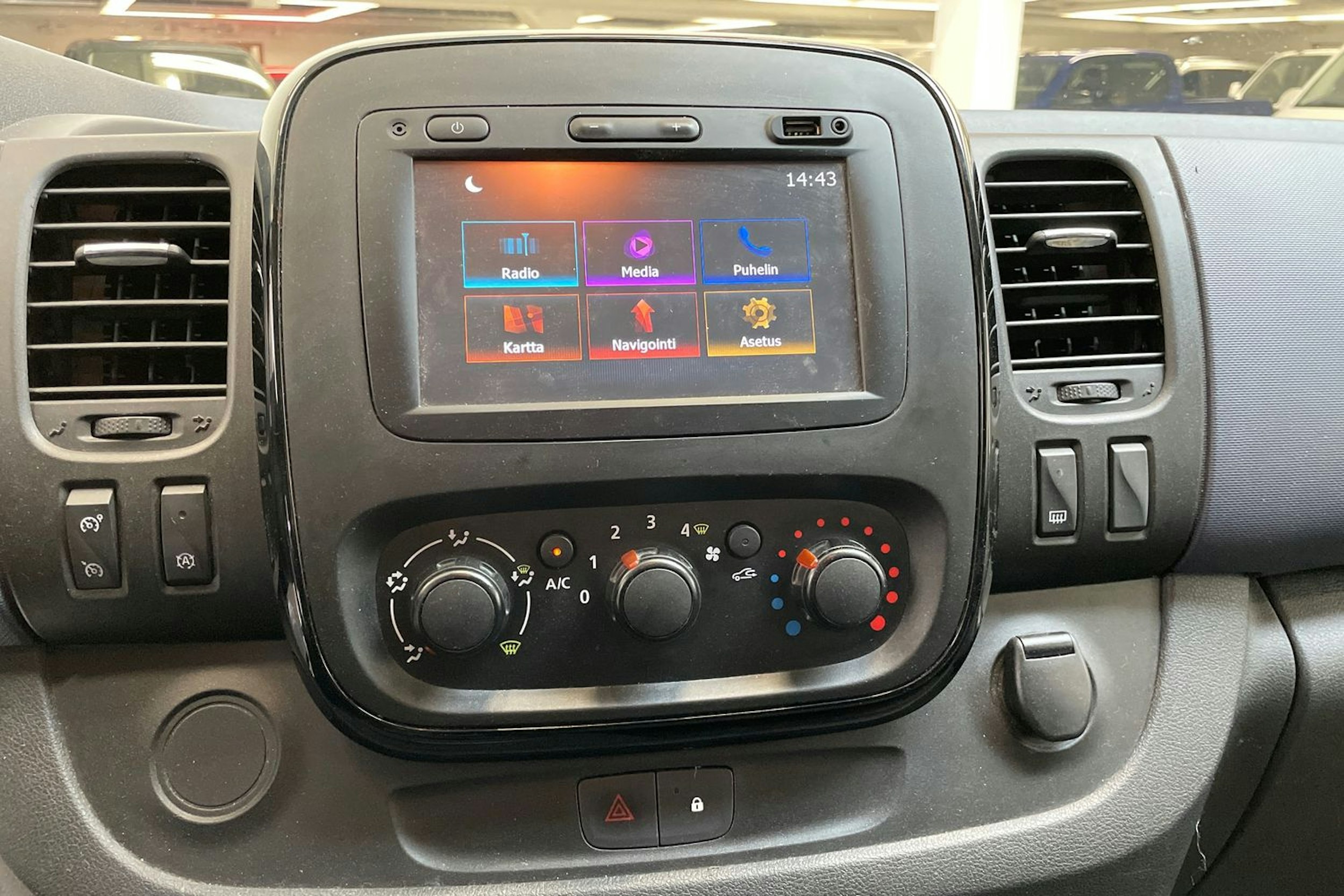 harmaa Opel Vivaro 2017 kuva 15.