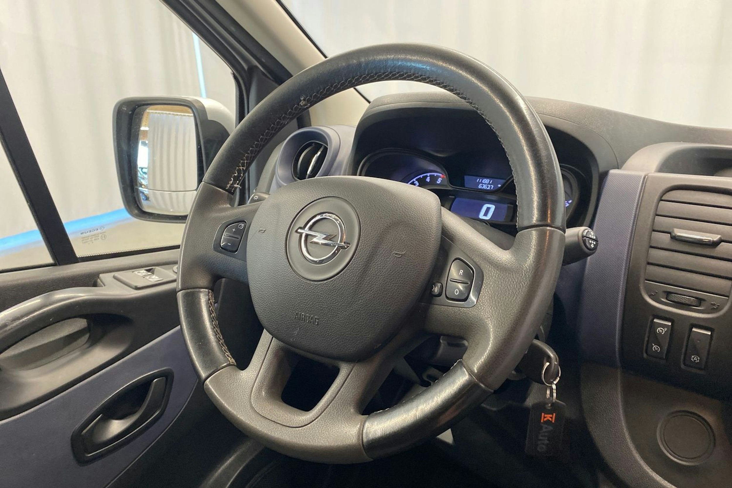 harmaa Opel Vivaro 2017 kuva 13.