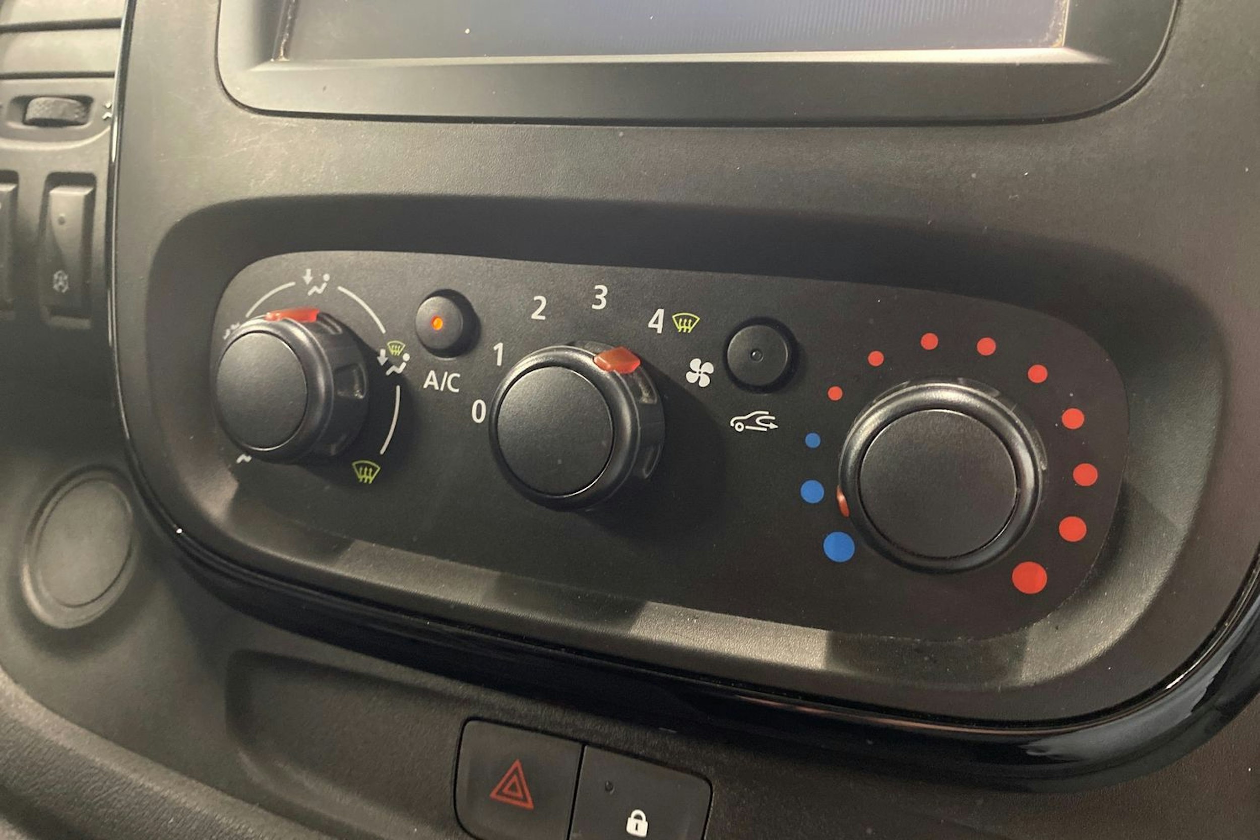 harmaa Opel Vivaro 2017 kuva 19.