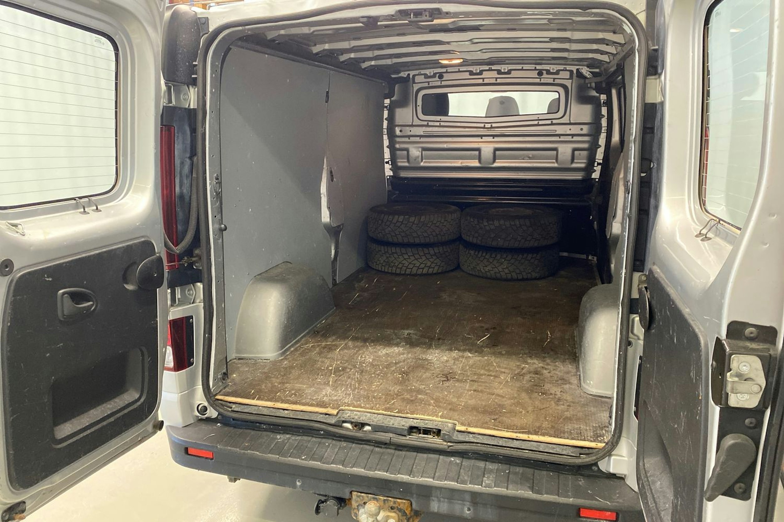 harmaa Opel Vivaro 2017 kuva 23.