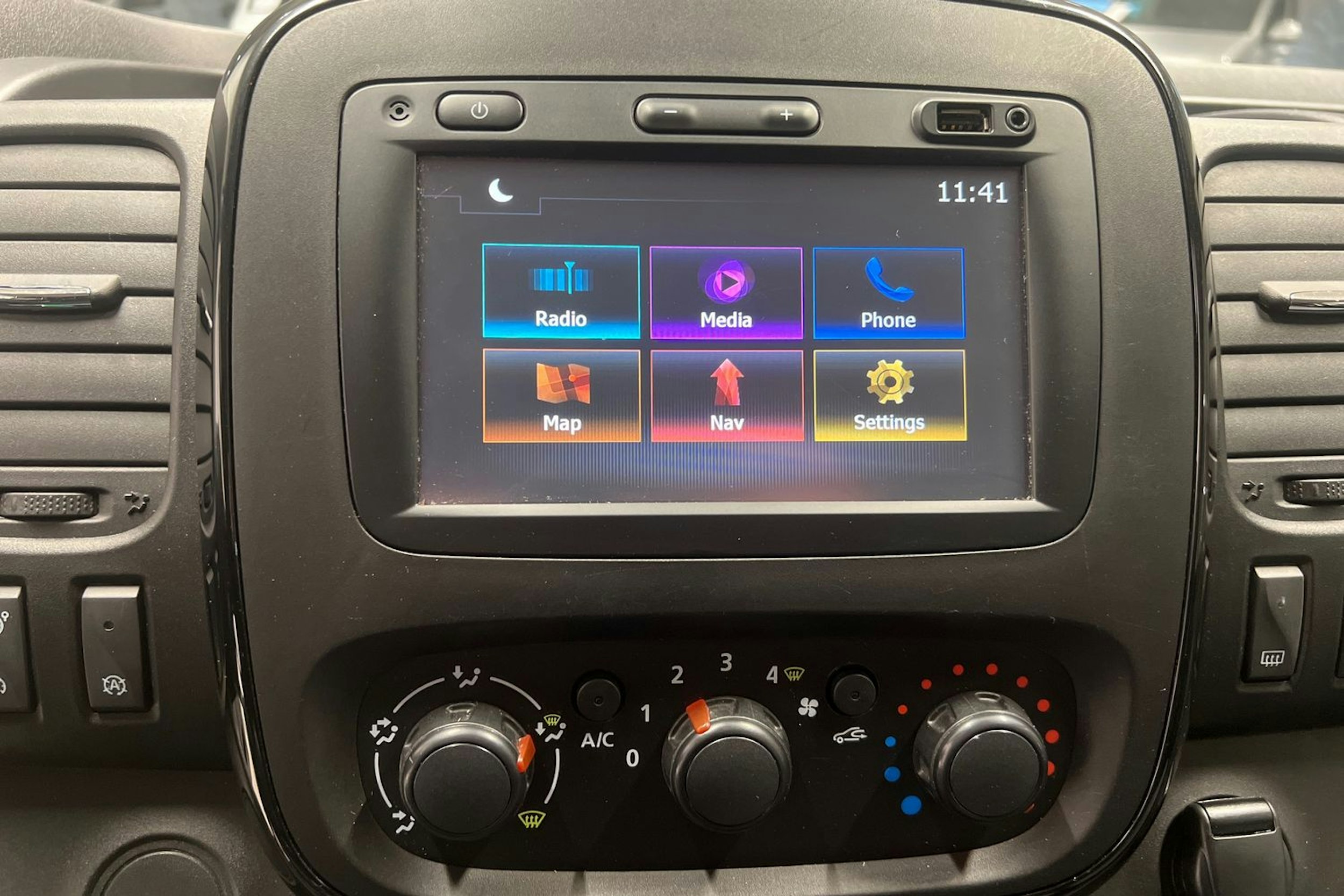 valkoinen Opel Vivaro 2017 kuva 14.