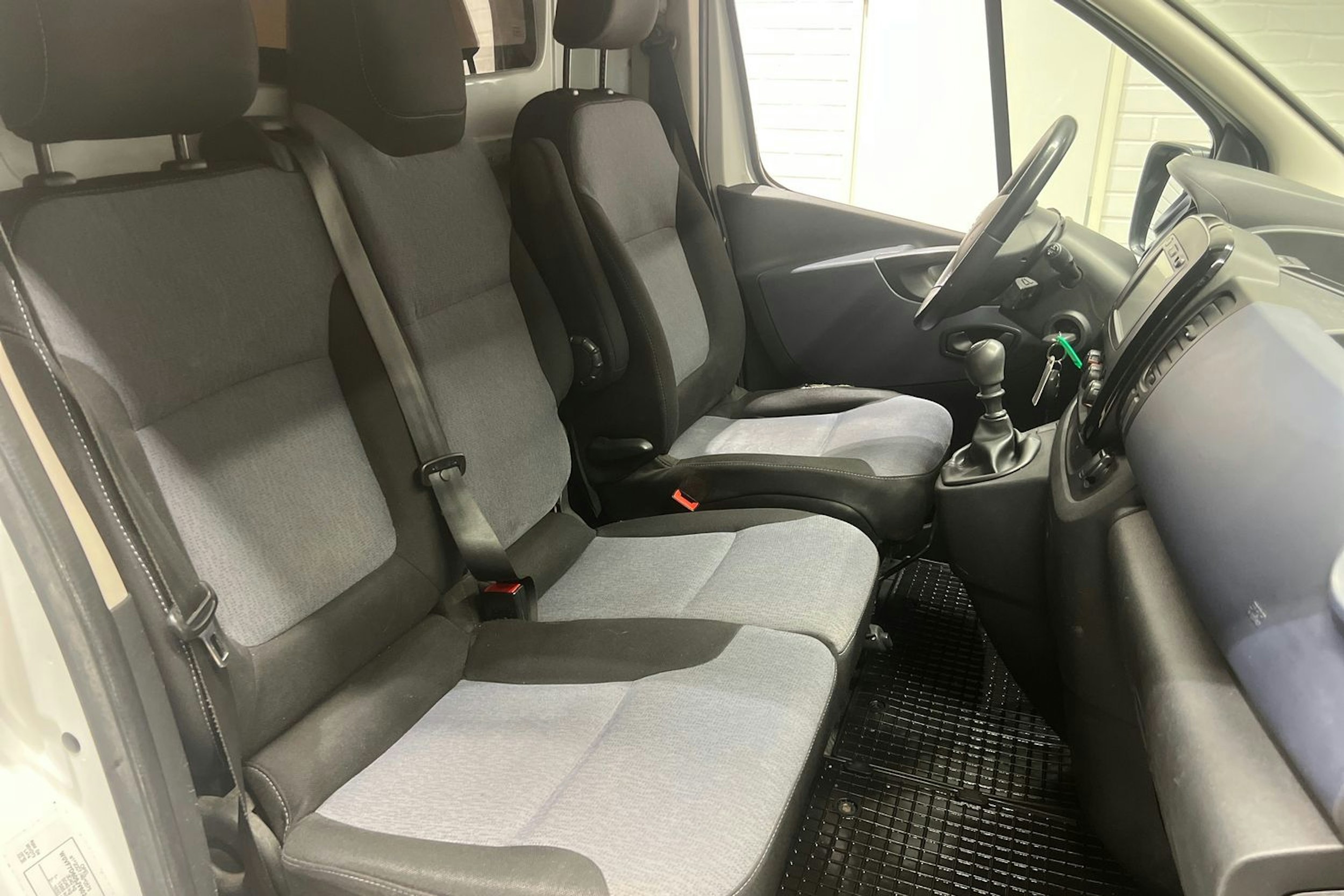 valkoinen Opel Vivaro 2017 kuva 16.